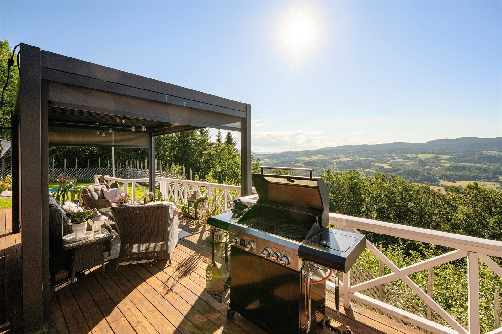 Utgang til terrasse gir en naturlig forlengelse av oppholdsrommet i sommerhalvåret. Galleribilde
