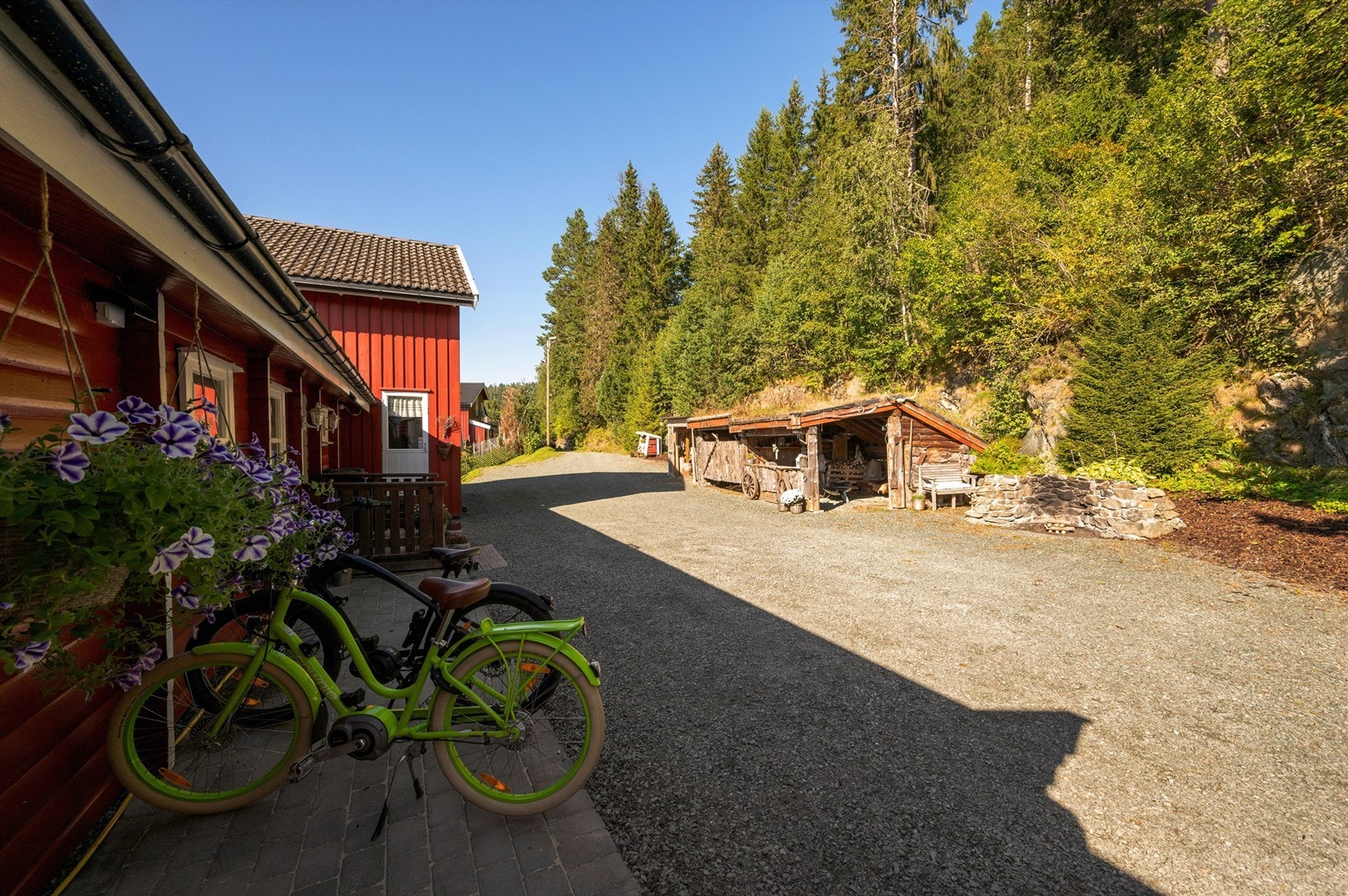 Romslig gårdsplass med god plass til parkering og enkel adkomst til bolig og garasje. Galleribilde