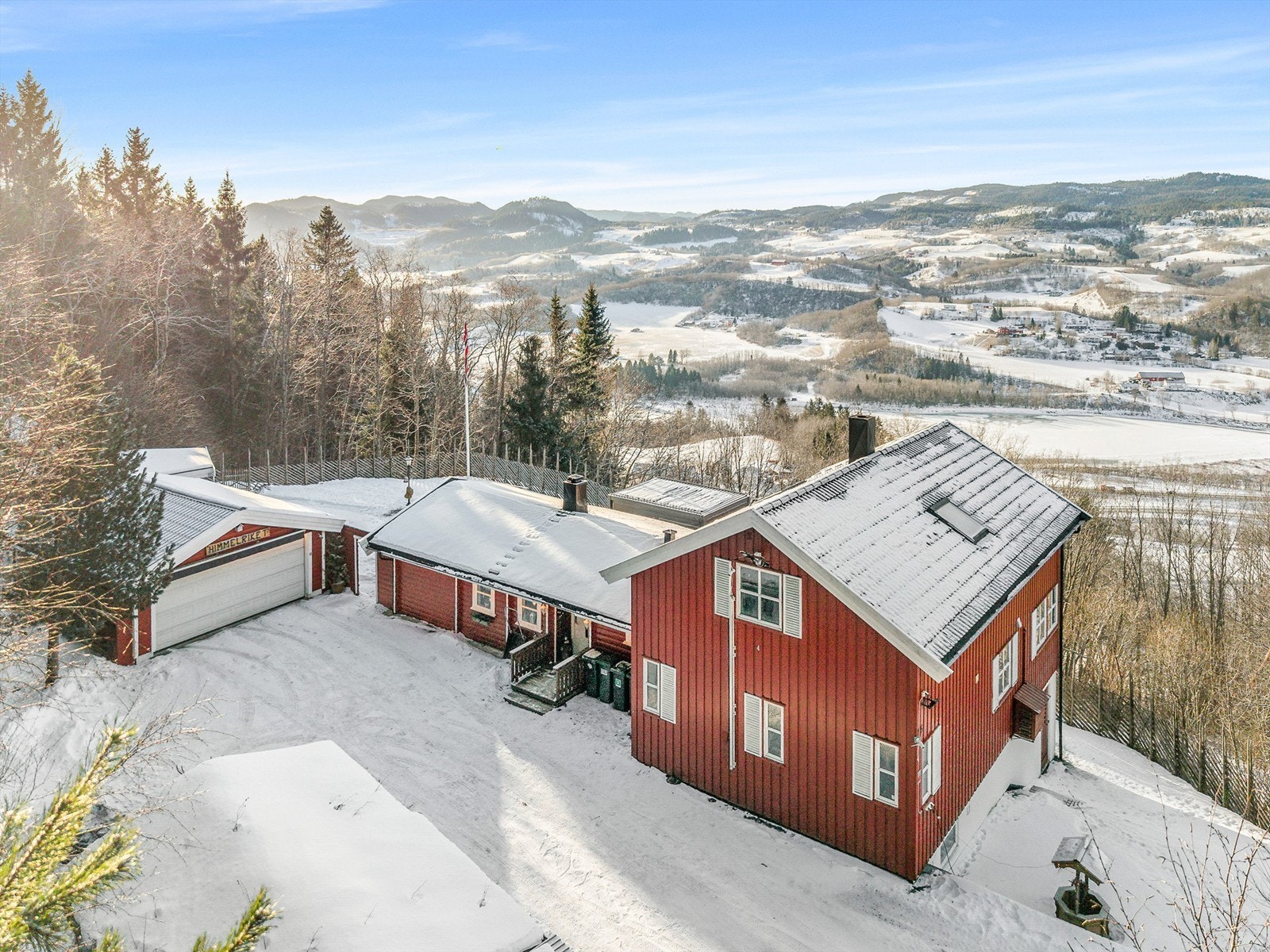 Eiendommen ligger skjermet til i naturskjønne omgivelser med skog som nærmeste nabo og panoramautsikt over jorder, elv og åser. Galleribilde