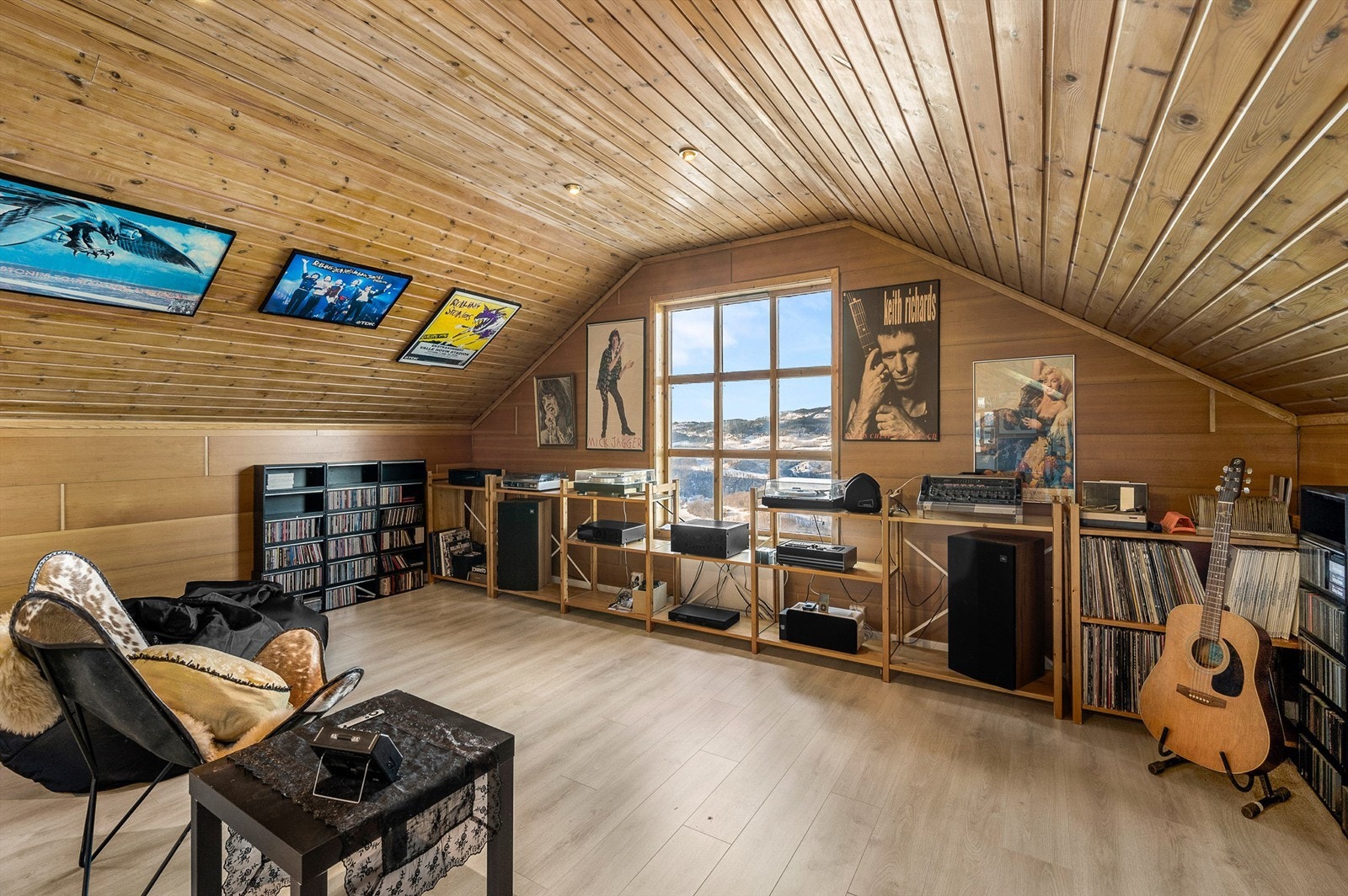 Romslig loftstue med særpreg - perfekt som TV-stue, hobbyrom eller ungdomsavdeling. Galleribilde
