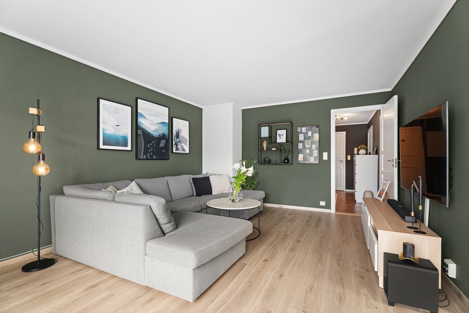 Praktisk og innbydende stue med åpen løsning Galleribilde