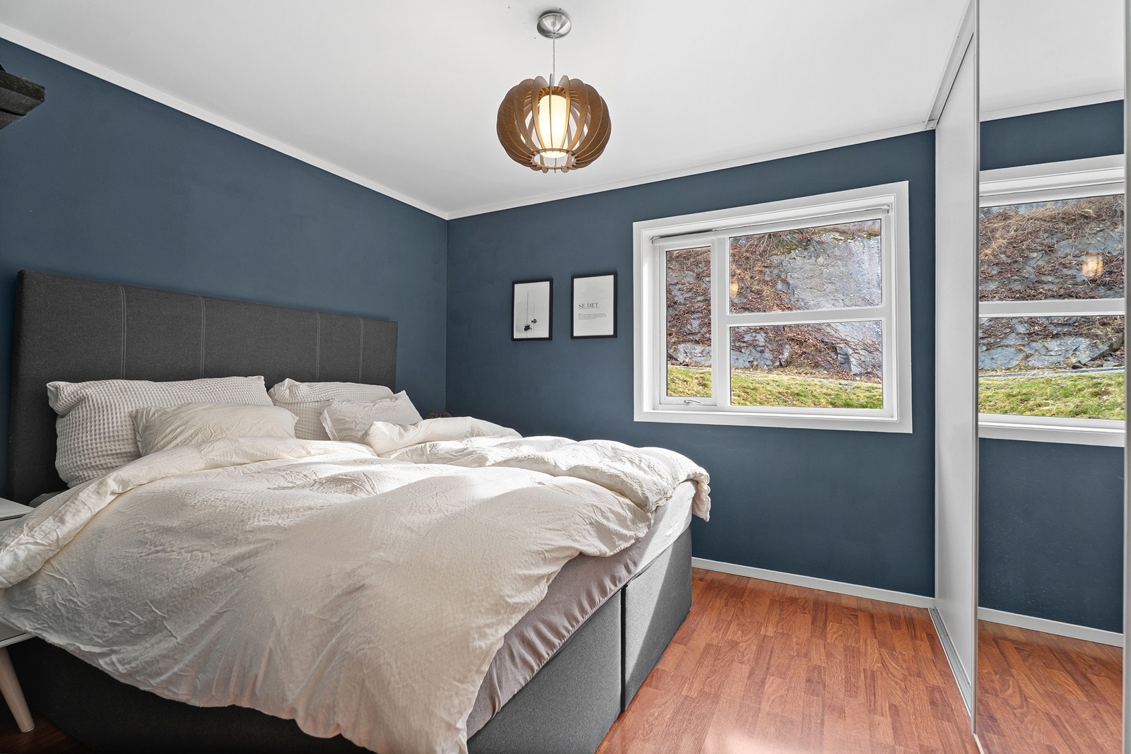 Hovedsoverom med praktisk skyvedørsgarderobe Galleribilde