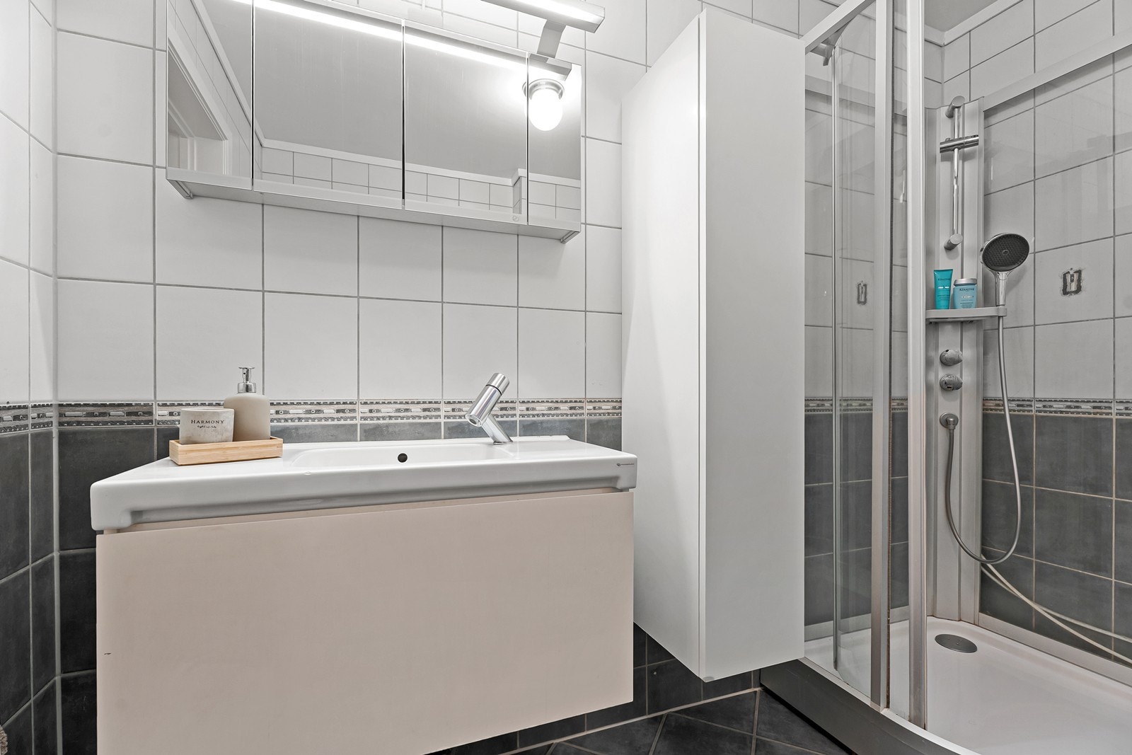 Moderne og ryddig baderomsløsning Galleribilde