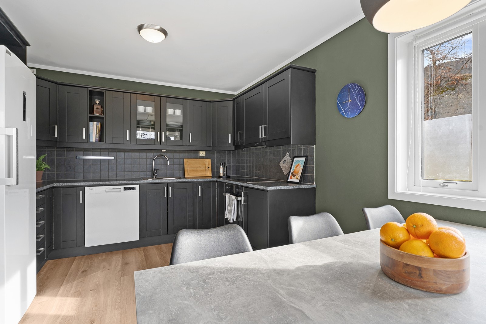 Praktisk kjøkkenløsning med rikelig skapplass Galleribilde