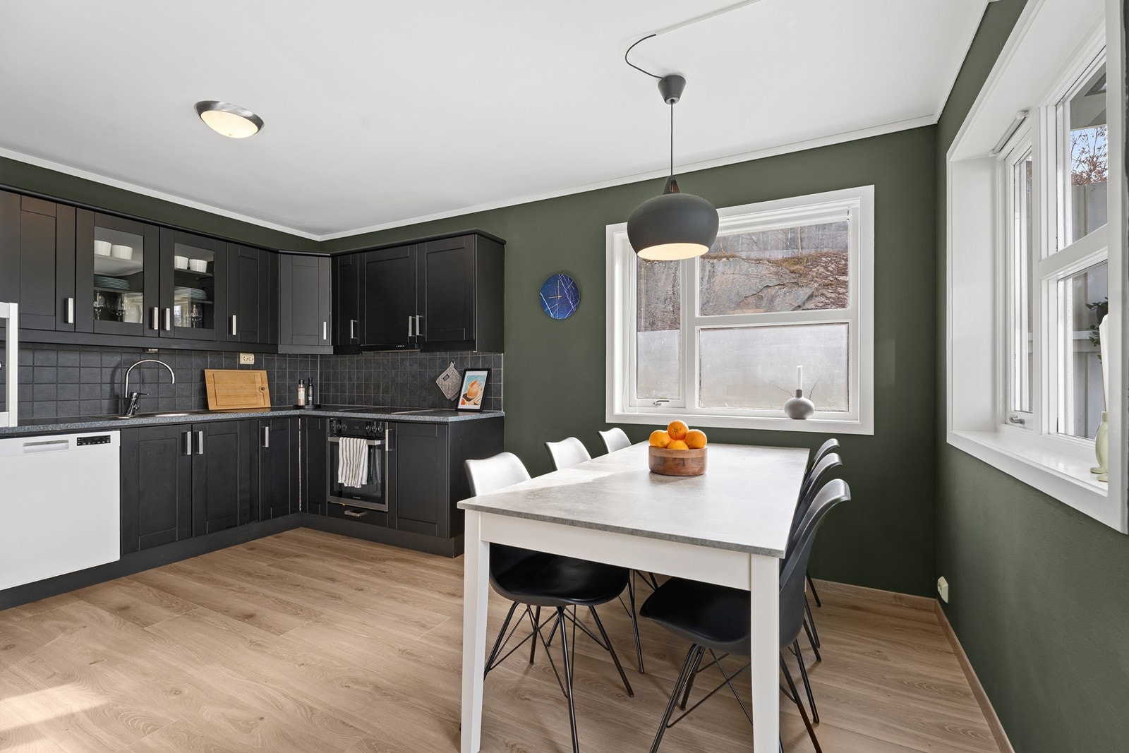 Romslig kjøkken med god plass til spisebord Galleribilde