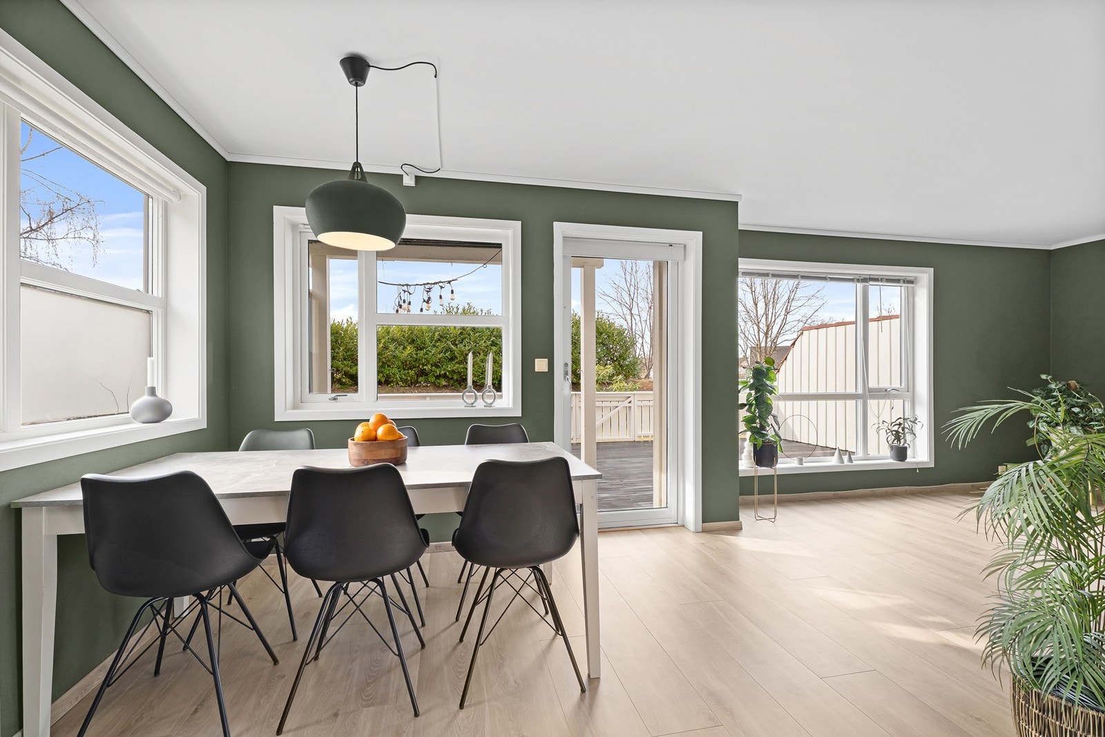 Trivelig spiseområde med store vindusflater Galleribilde