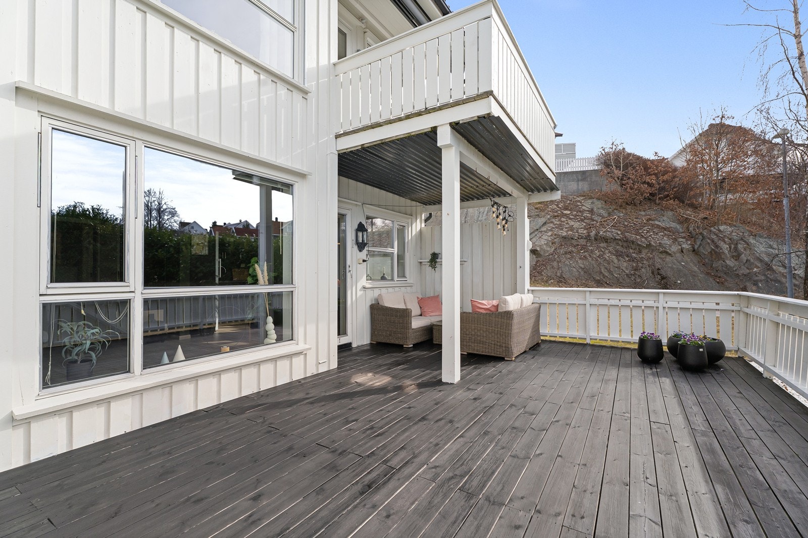 Stor terrasse med gode solforhold Galleribilde