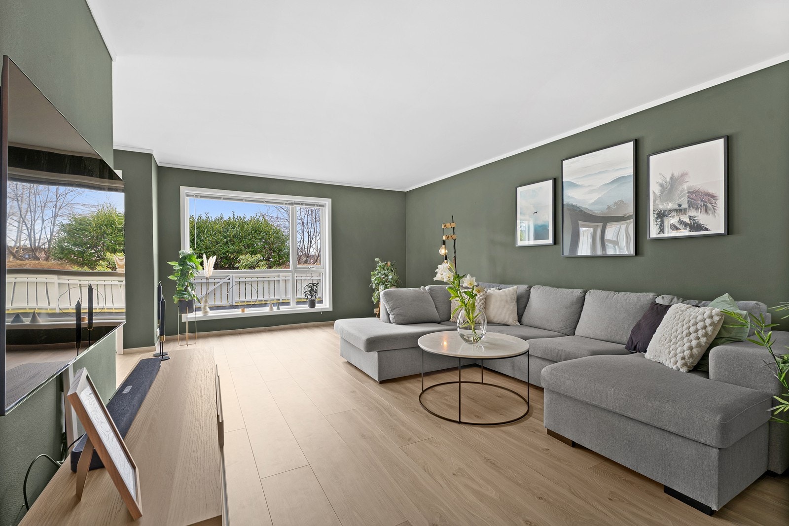 Lys og romslig stue med store vindusflater Galleribilde