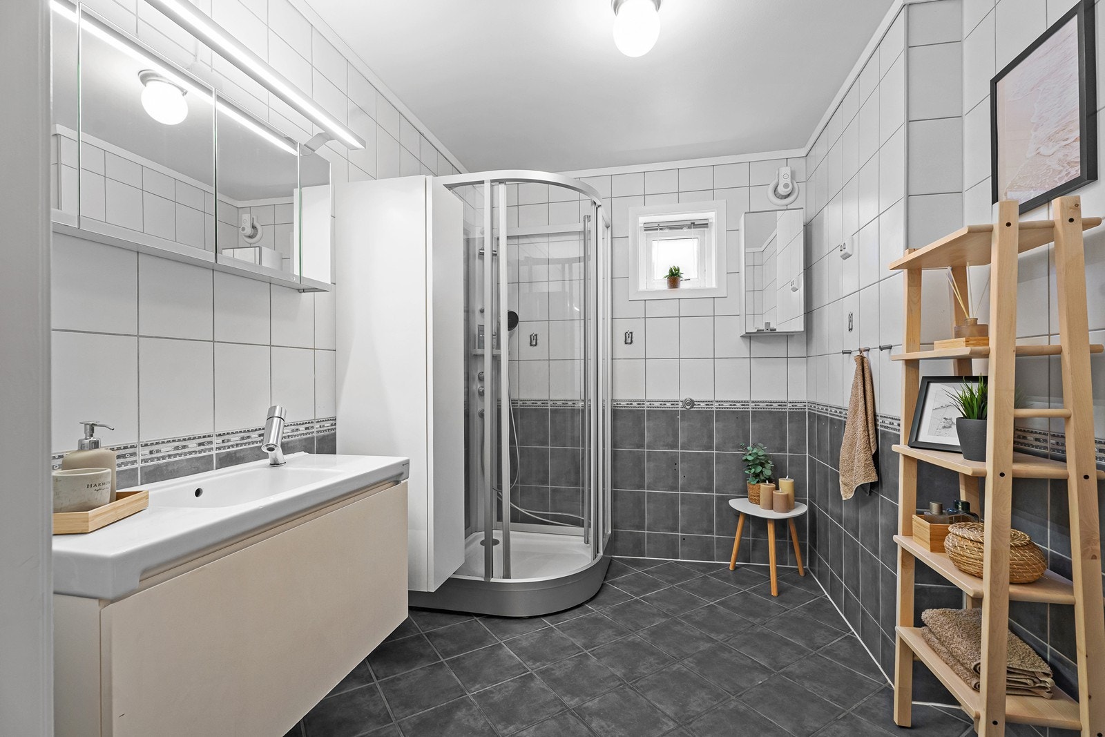 Lyst og pent bad med moderne løsninger Galleribilde