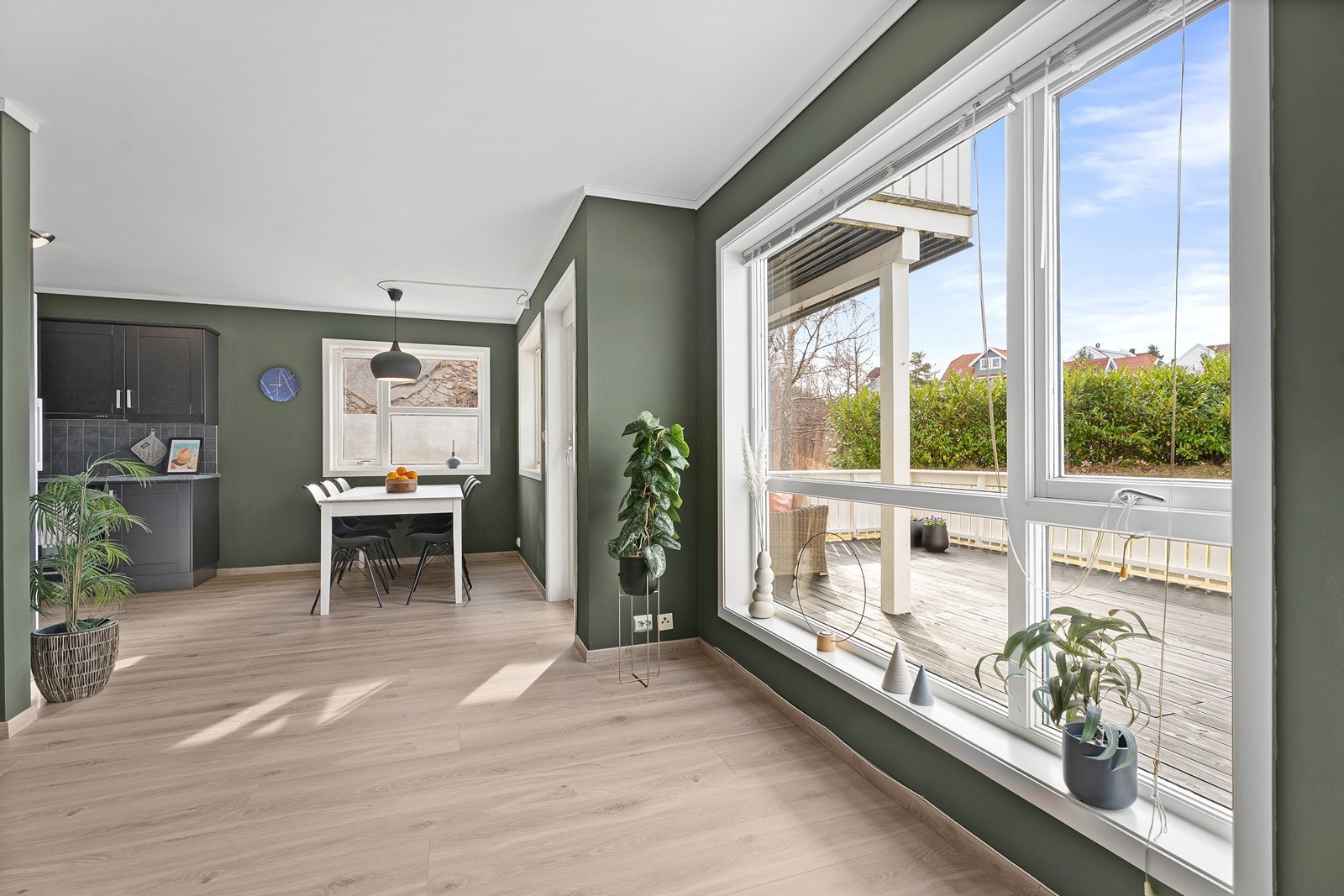 Åpen og luftig løsning mellom stue og kjøkken Galleribilde