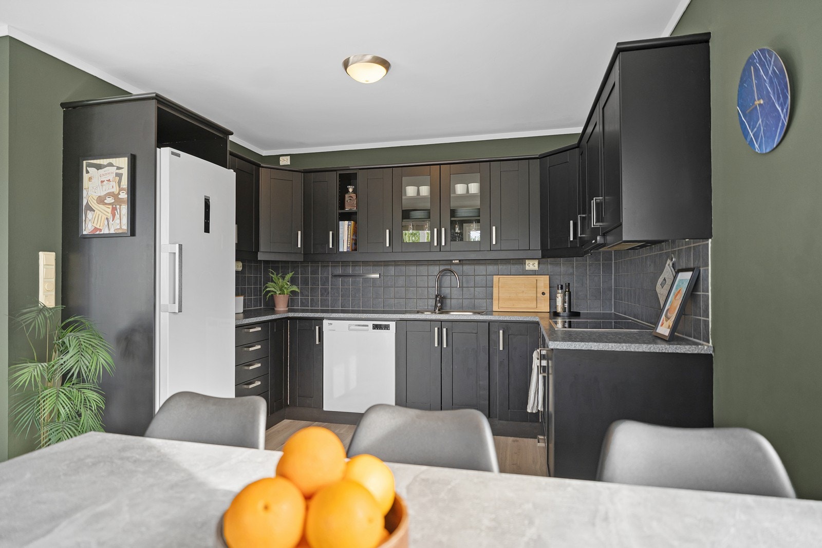 Moderne kjøkken med gjennomført stil Galleribilde