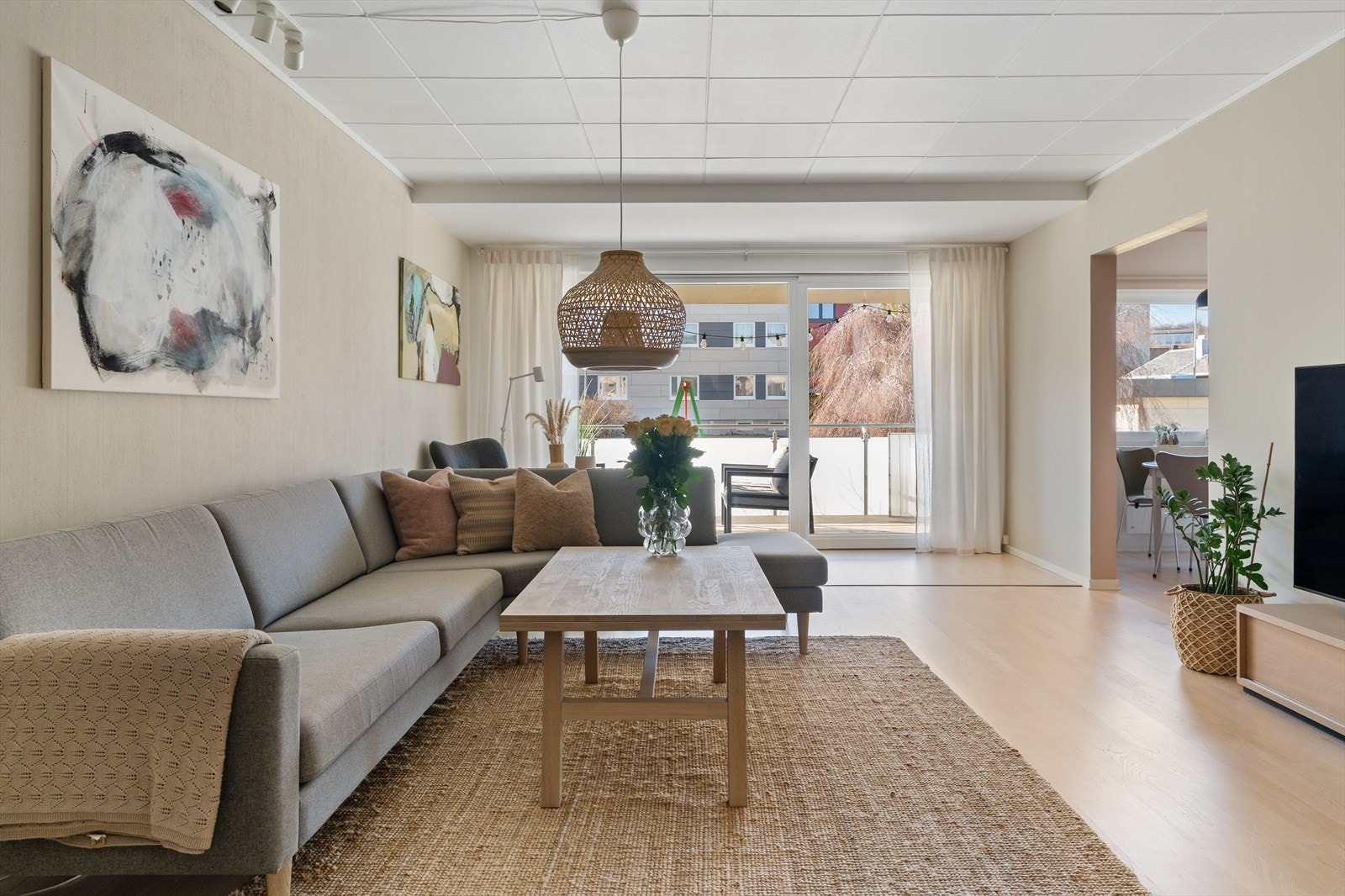 Stuen måler hele 31 kvm og med sin praktiske planløsning byr leiligheten på gode muligheter til ønsket møblering Galleribilde