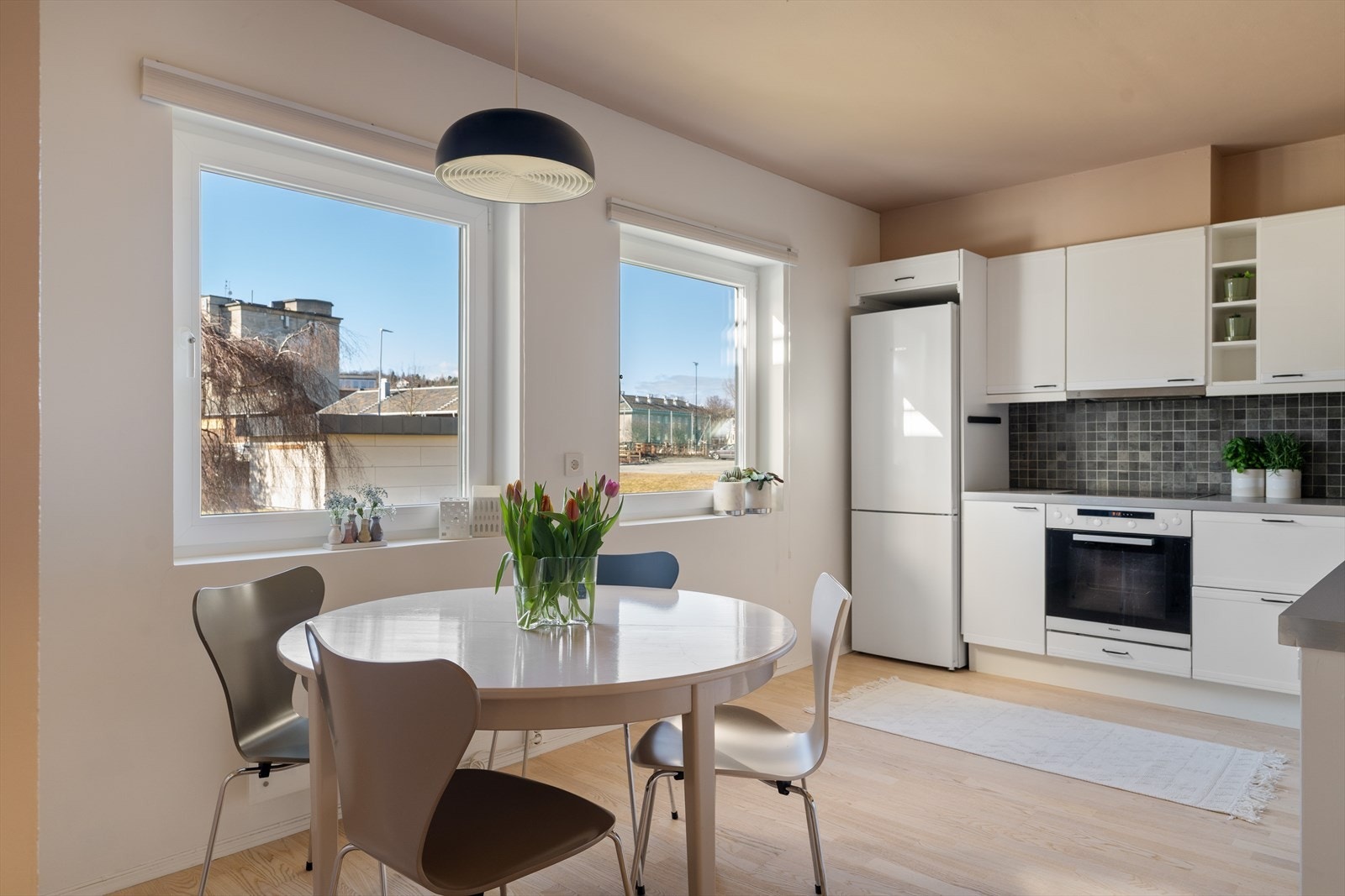 Stort kjøkken på hele 13, 5 kvm. Foto er tatt av Vidar Alvik. Galleribilde