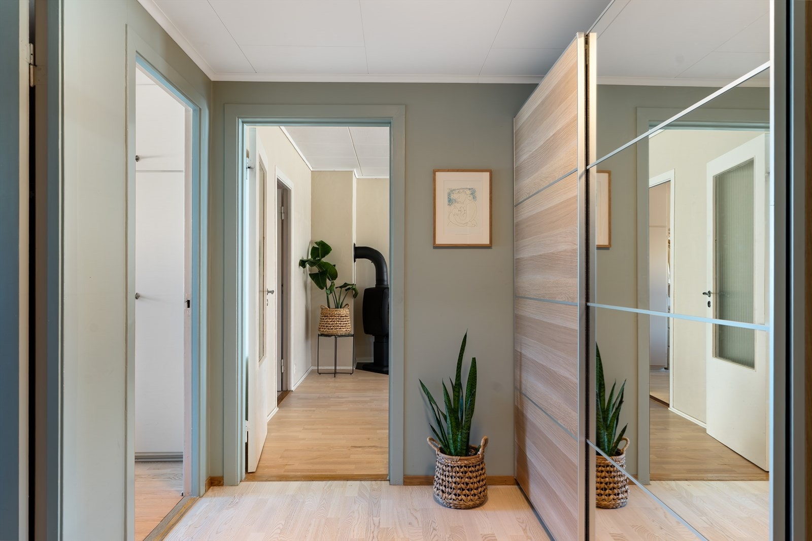 Boligen er gjennomgående i sin stil med smakfulle fargevalg Galleribilde