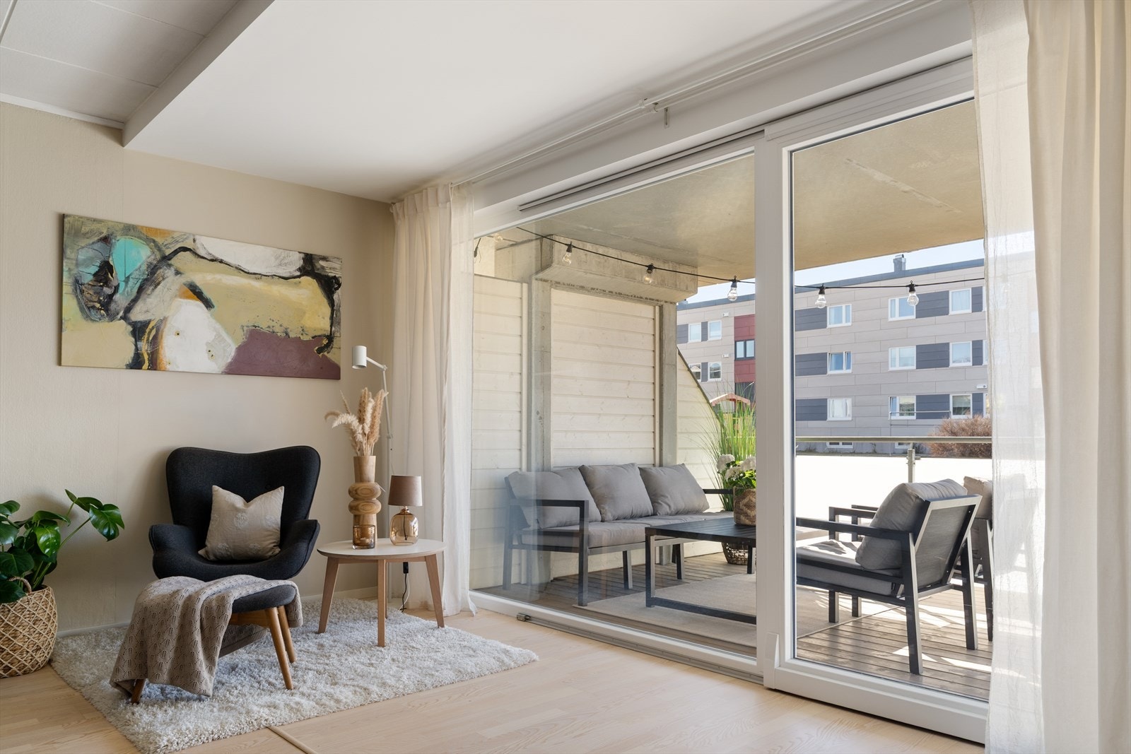 Leilighetene i b/l ble utvidet med større stue ifbm rehabiliteringen Galleribilde