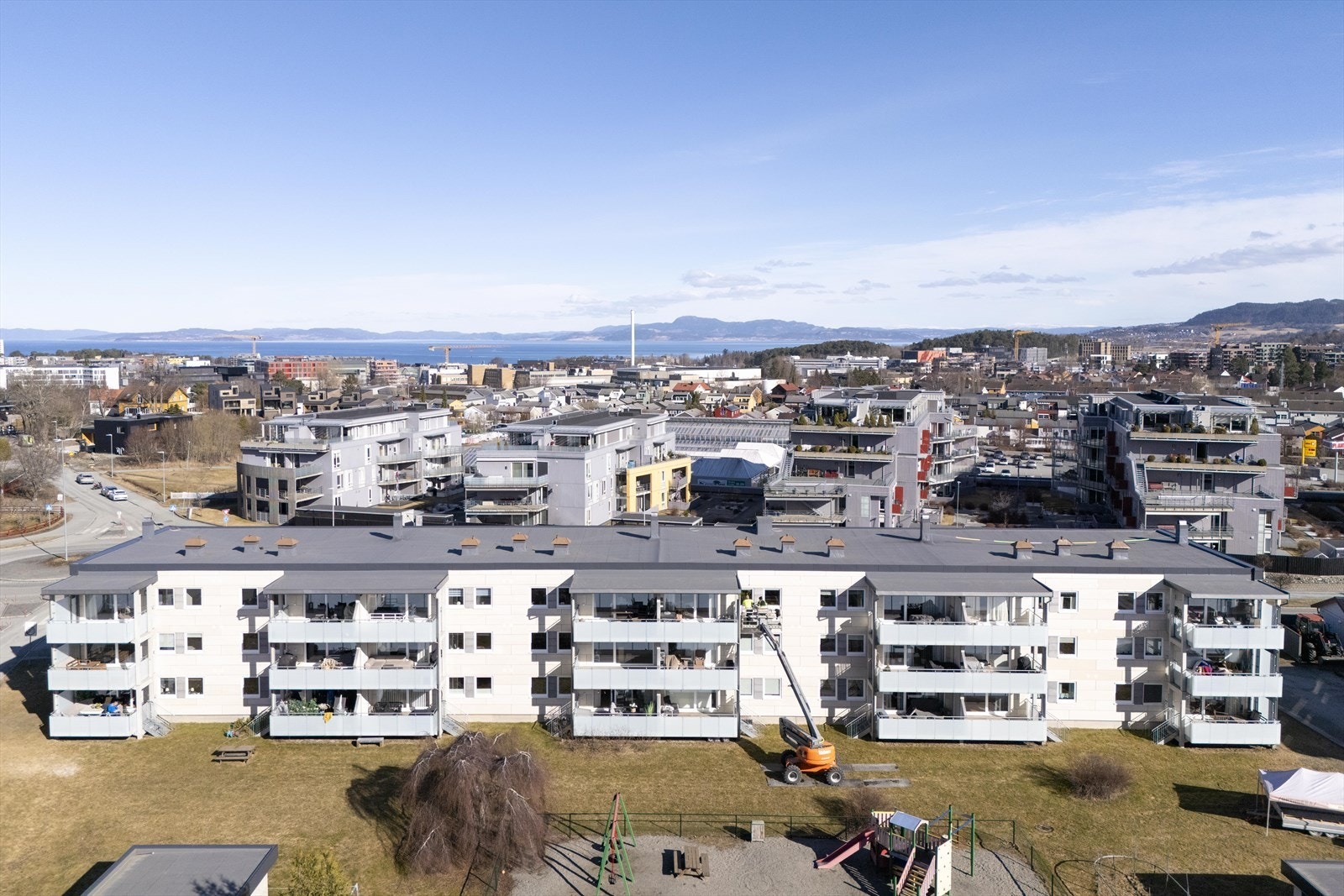 Dronebilde mot øst. Eiendommen har sentral og god beliggenhet på Persaunet/Strindheim Galleribilde