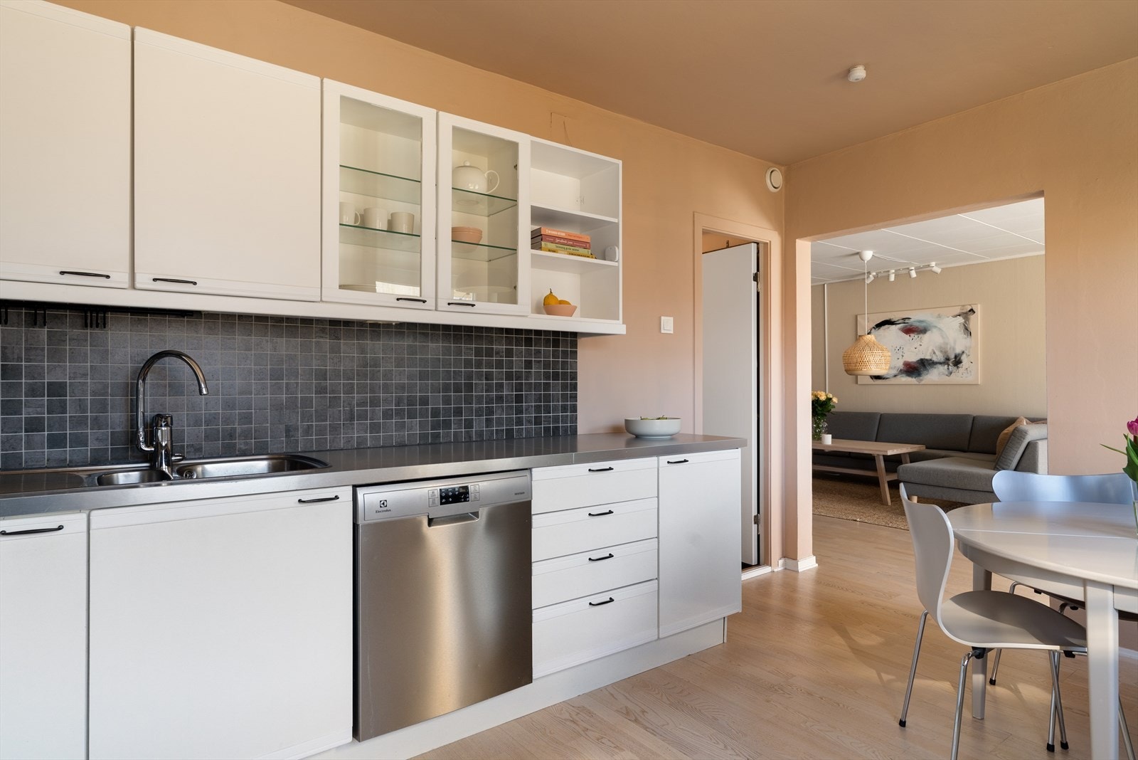 Leiligheten har pent kjøkken og gjennomgående delikate fargevalg Galleribilde