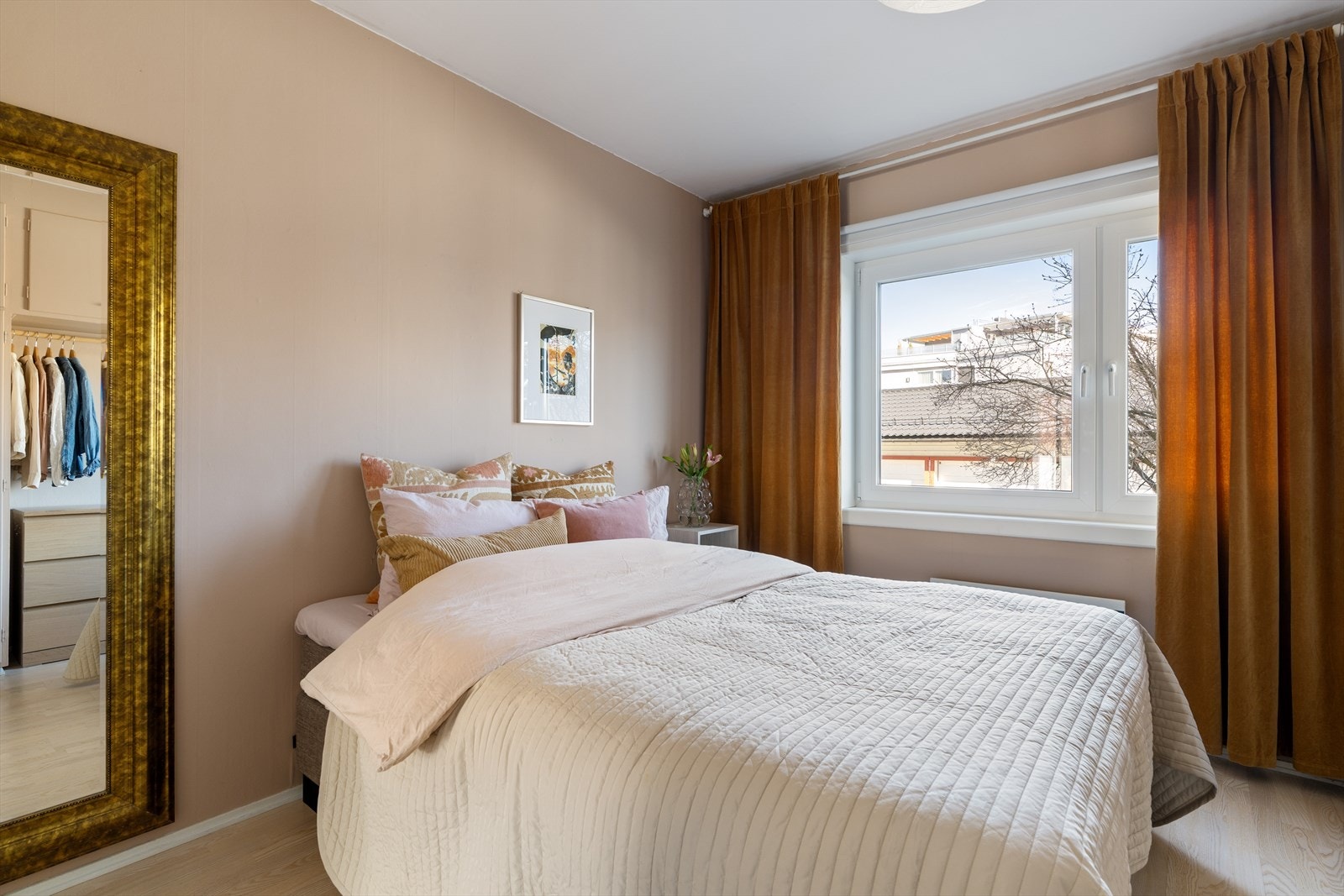 På våren og sommeren er vinduet dekket av den fine syrinen utenfor Galleribilde