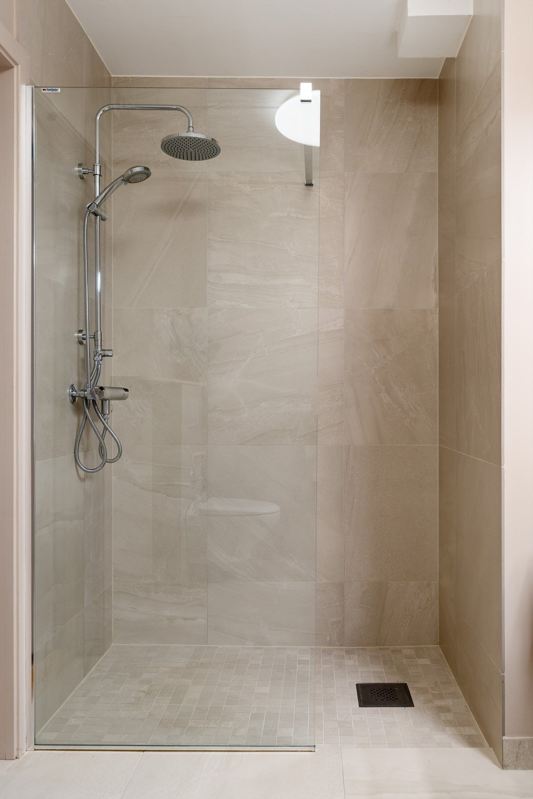 Romslig og pen dusjnisje Galleribilde