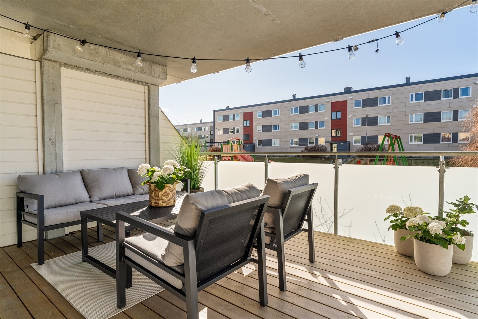 Balkongen er vestvendt og solrik, med sol fra ca kl 1200-2200 midt på sommeren Galleribilde