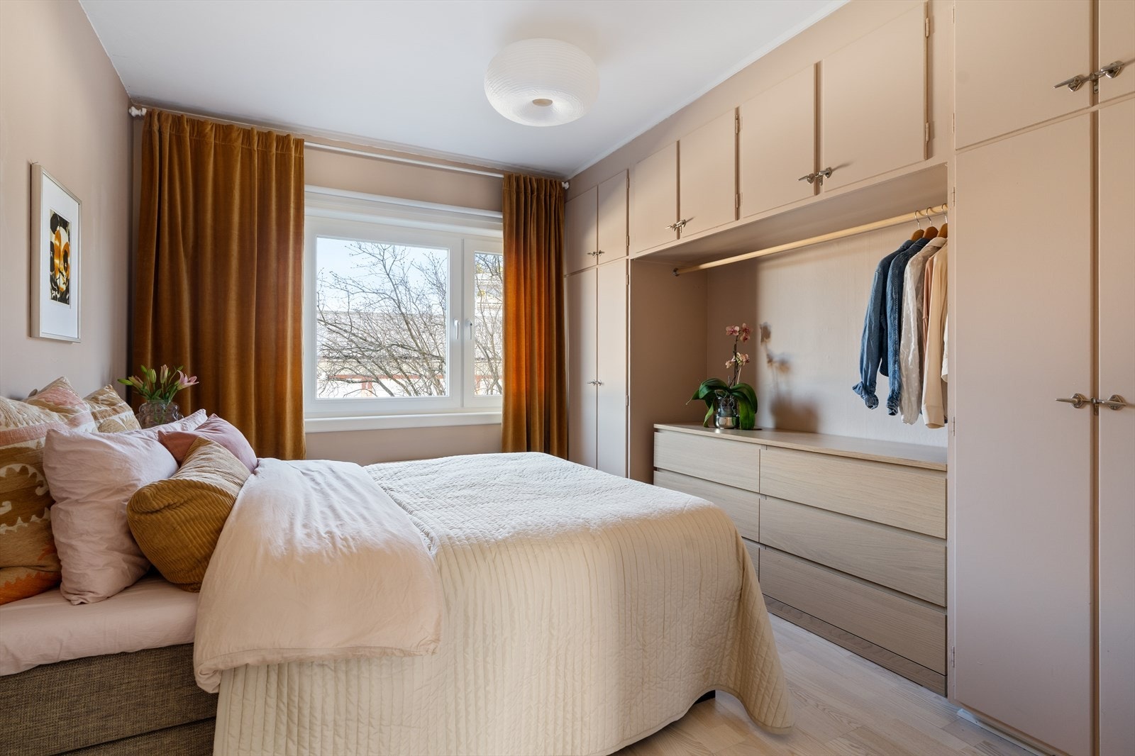 Hovedsoverommet byr på plass til dobbeltseng og godt med garderobeplass Galleribilde