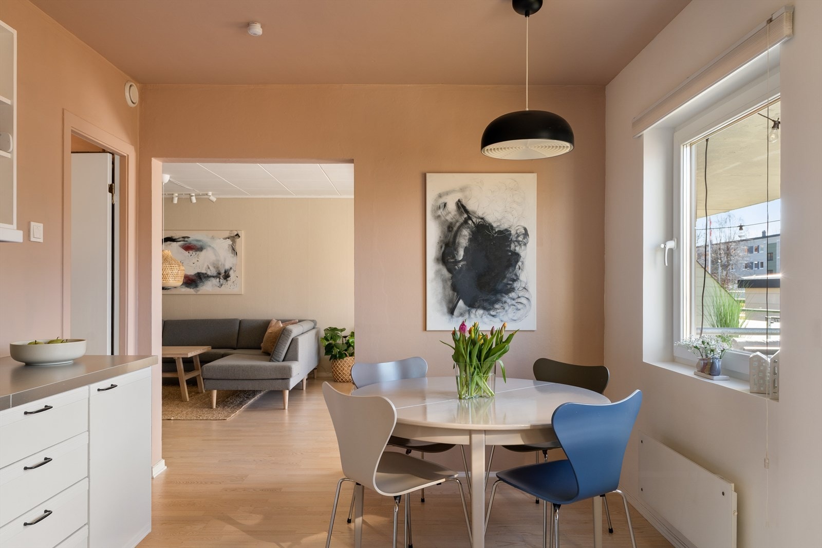 Stor åpning mellom kjøkken mot stue Galleribilde