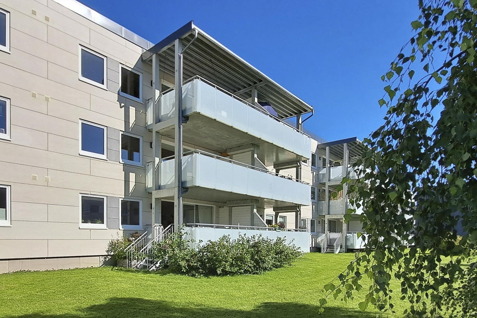 Eiers bilde. Arbeider utført i regi av b/l: utvendig kledning, installasjon av balansert ventilasjon, nye vinduer og verandadør, etterisolering og drenering med mer Galleribilde