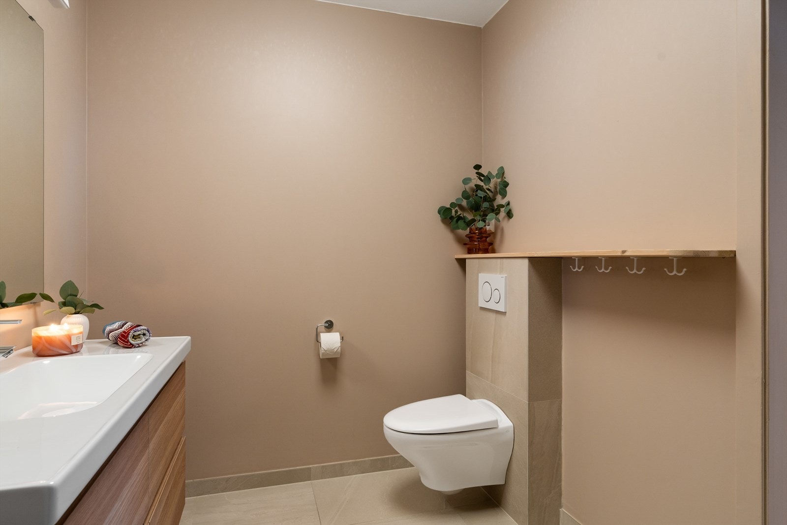 Badet oppleves som romslig med sine 6 kvm Galleribilde