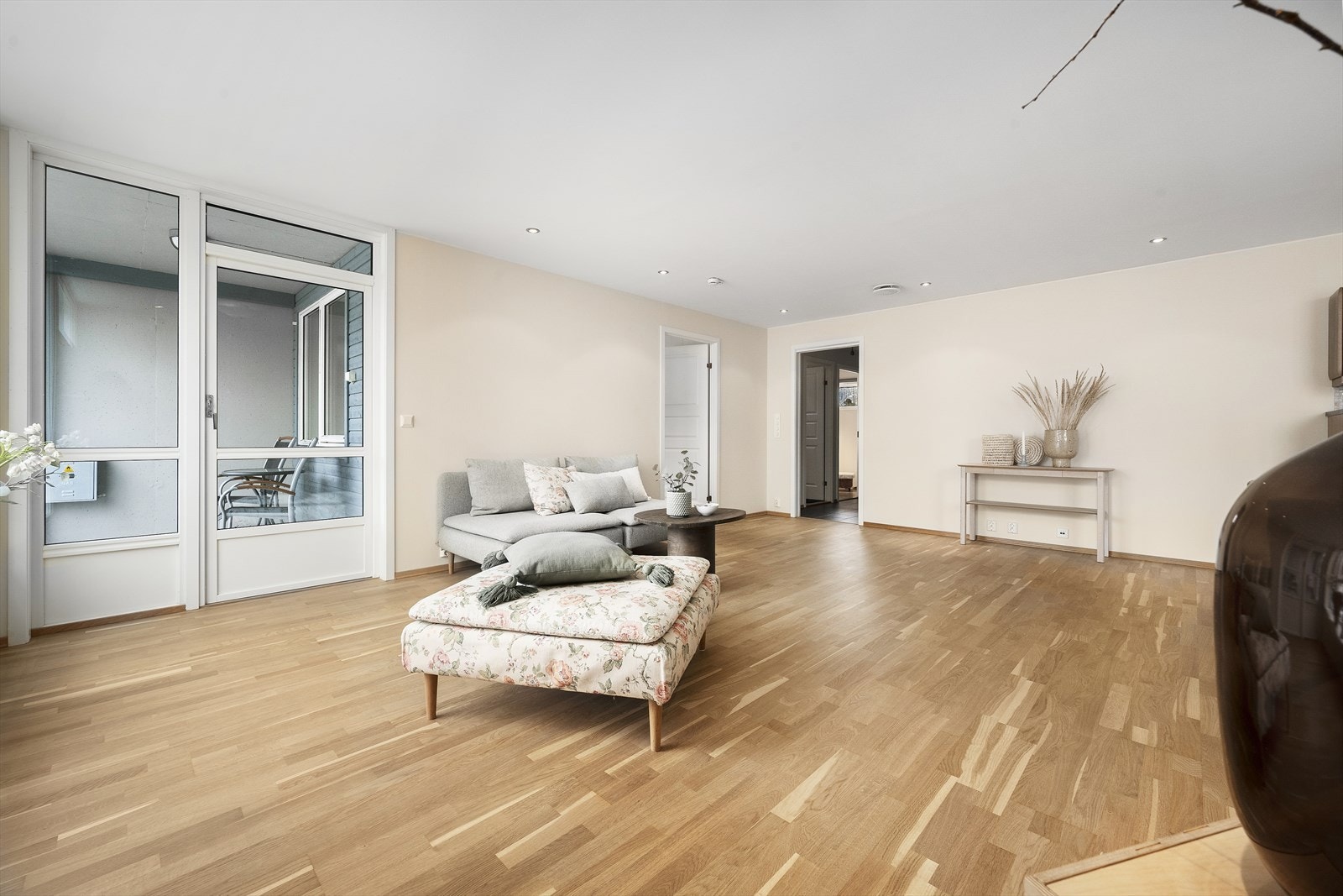 Frå stova er det direkte utgang til ein overbygd, nordvestvendt altan på omlag 8 m². Galleribilde