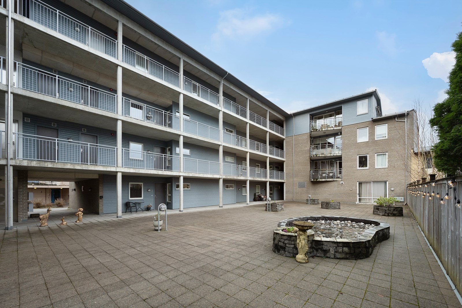Fellesarealet er opparbeidd med skjerma uteplass med dekke av betongheller. Galleribilde