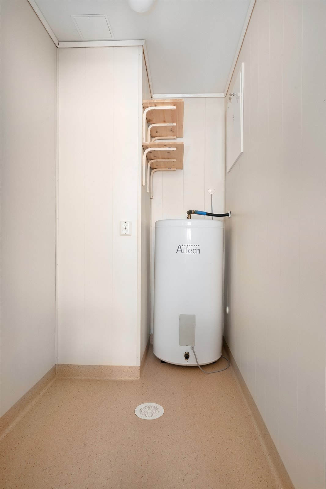 Innvendig bod på 5 m² med varmtvasstank frå 2006 og fordelingsskap for rør-i-rør-systemet. Galleribilde