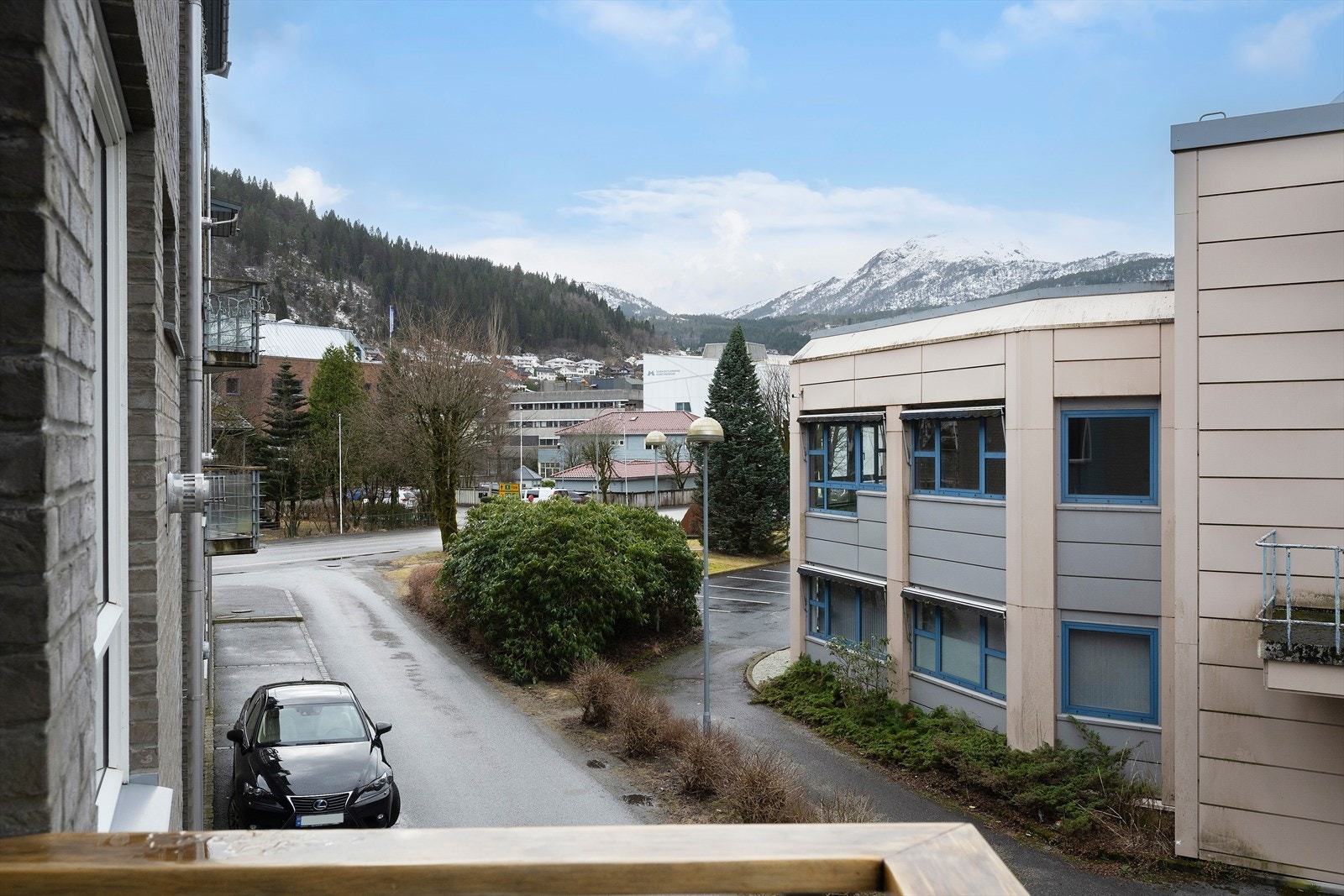 Utsyn frå leilegheita mot nærliggande område. Galleribilde