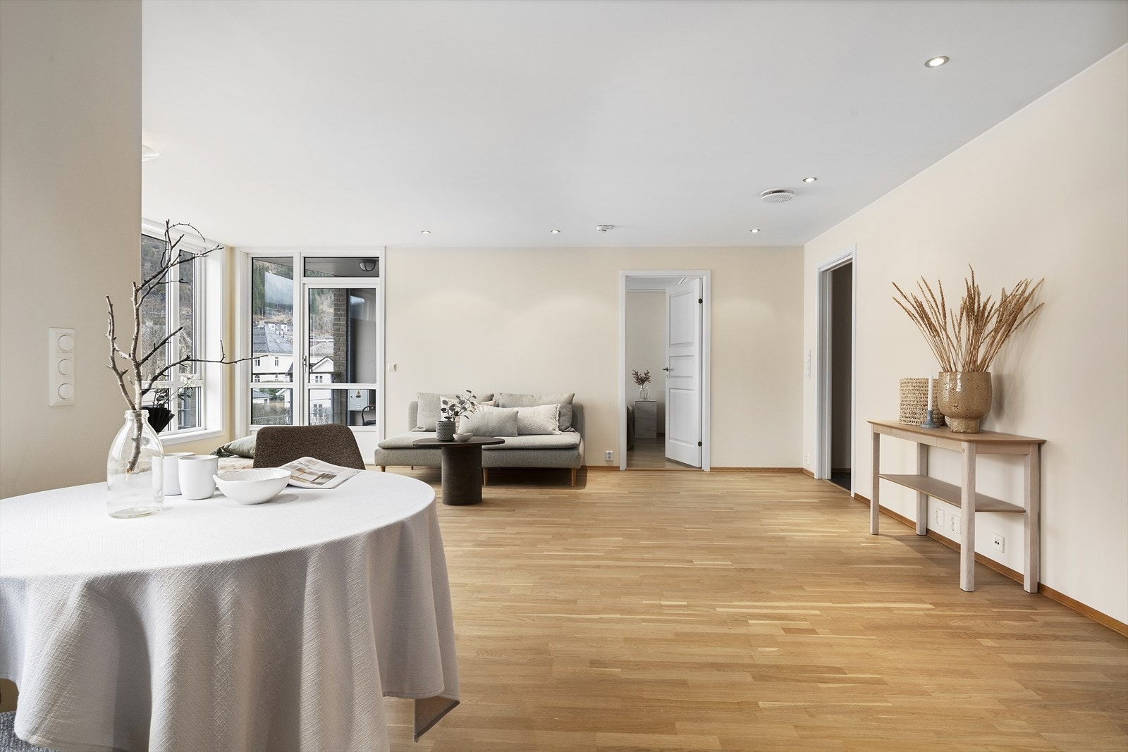 Store vindauge med 2-lags glas gir godt med naturleg lys inn i leilegheita. Galleribilde