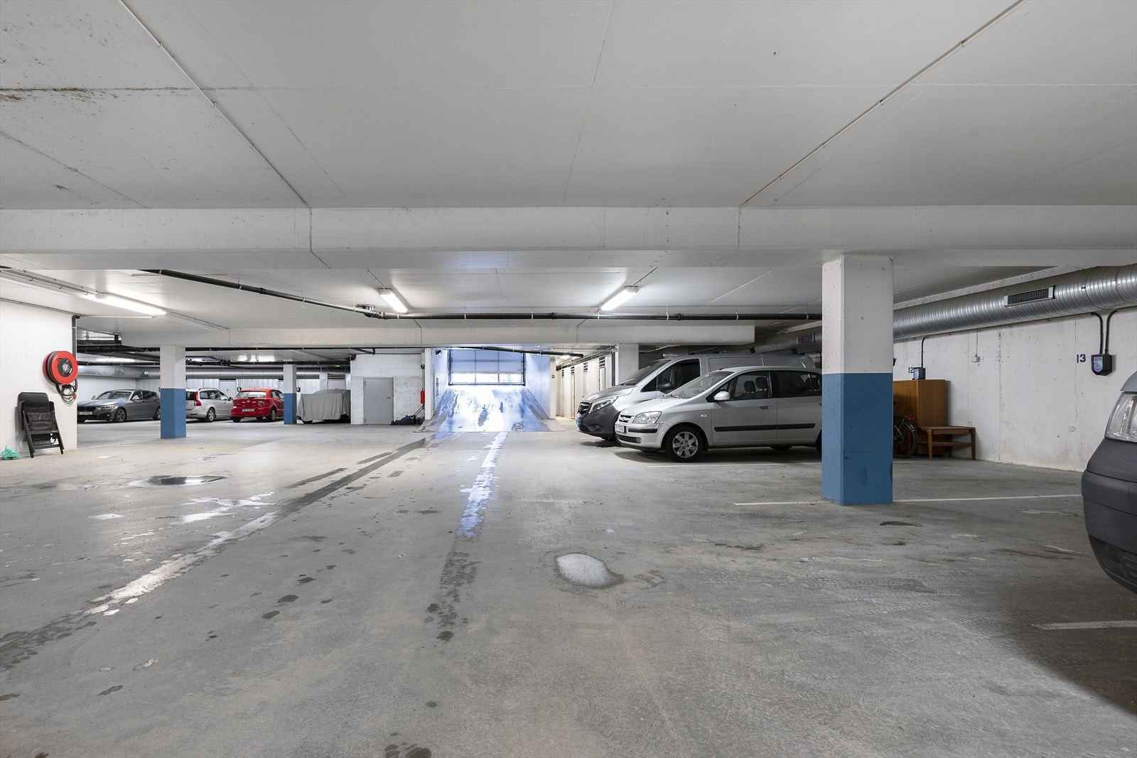 Til leilegheita høyrer ein parkeringsplass som er klargjort for installasjon av elbilladar. Galleribilde