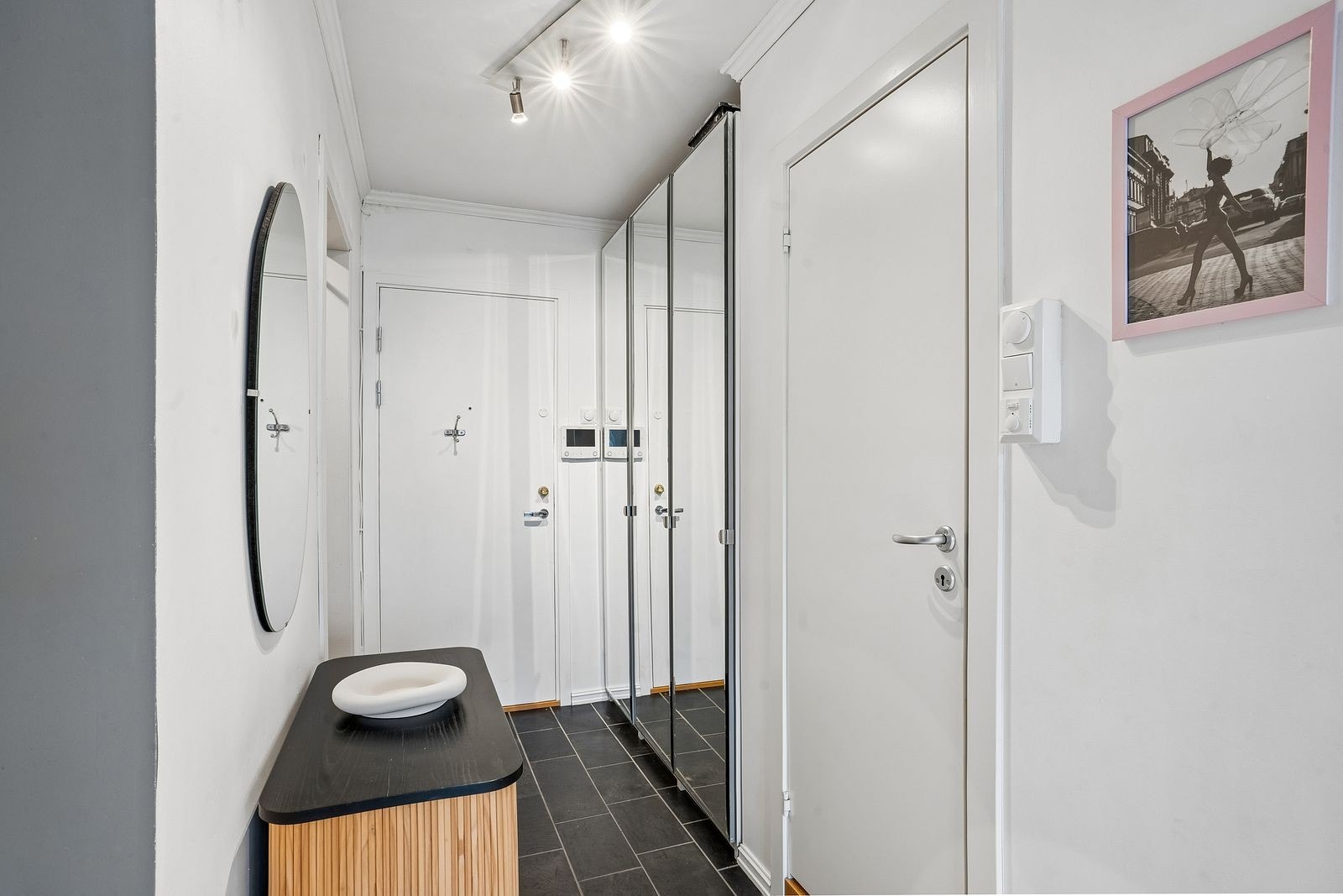 Velkommen inn! entre med skyvedørsgarderobe Galleribilde