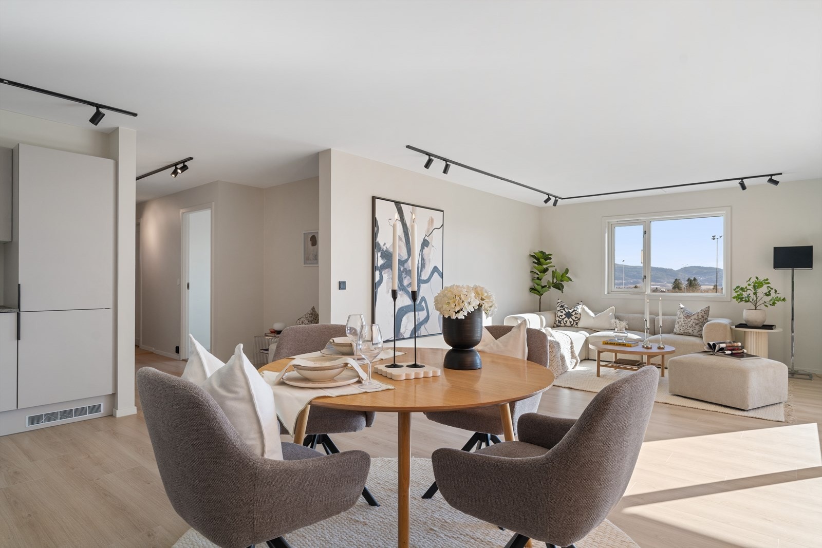 Leiligheten er fra 2002, men ble vesentlig oppgradert i 2026 av fagfolk. Galleribilde