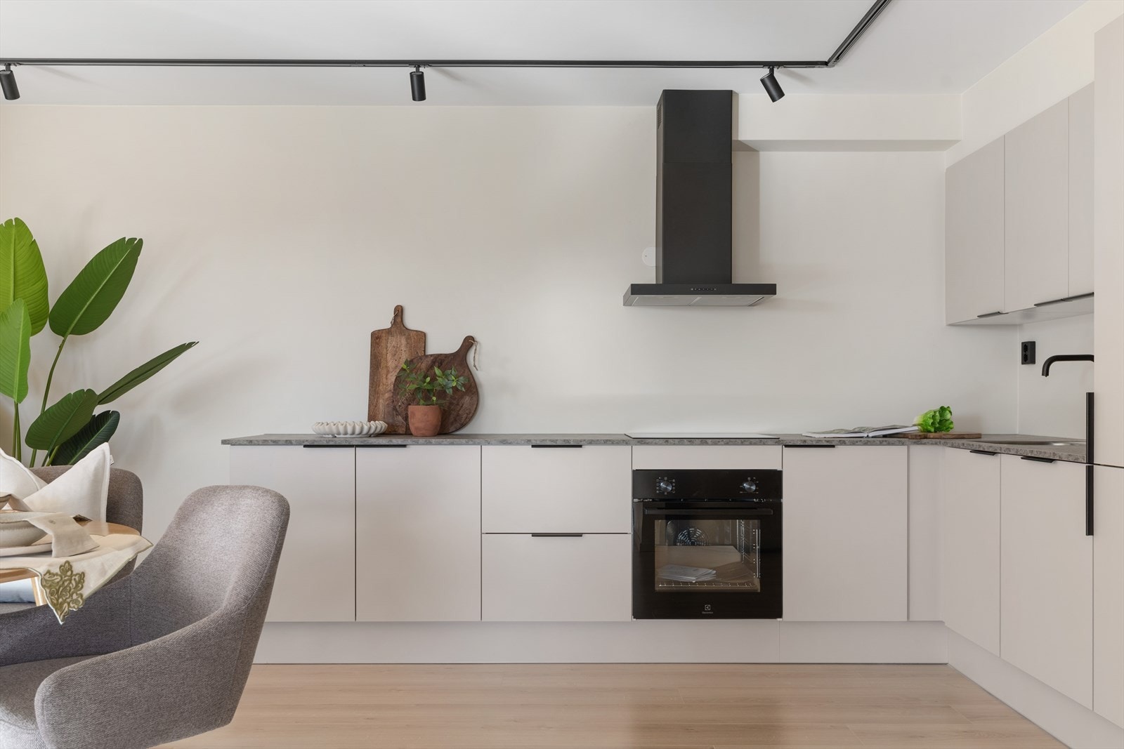 Stue og kjøkken ligger i åpen løsning og er til sammen 36,5 kvm. Galleribilde