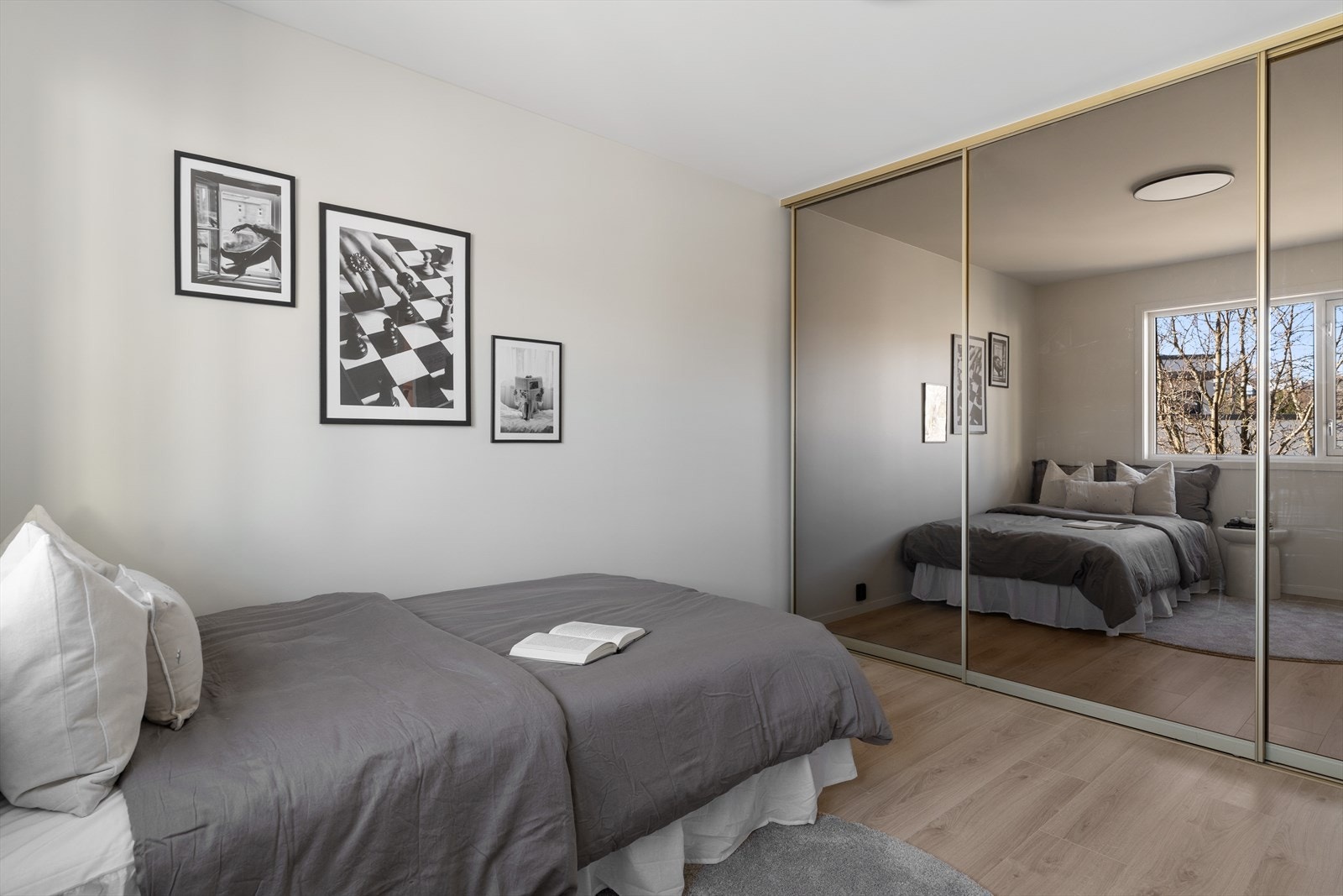 Det er god plass til seng, nattbord og garderobeløsninger. Galleribilde