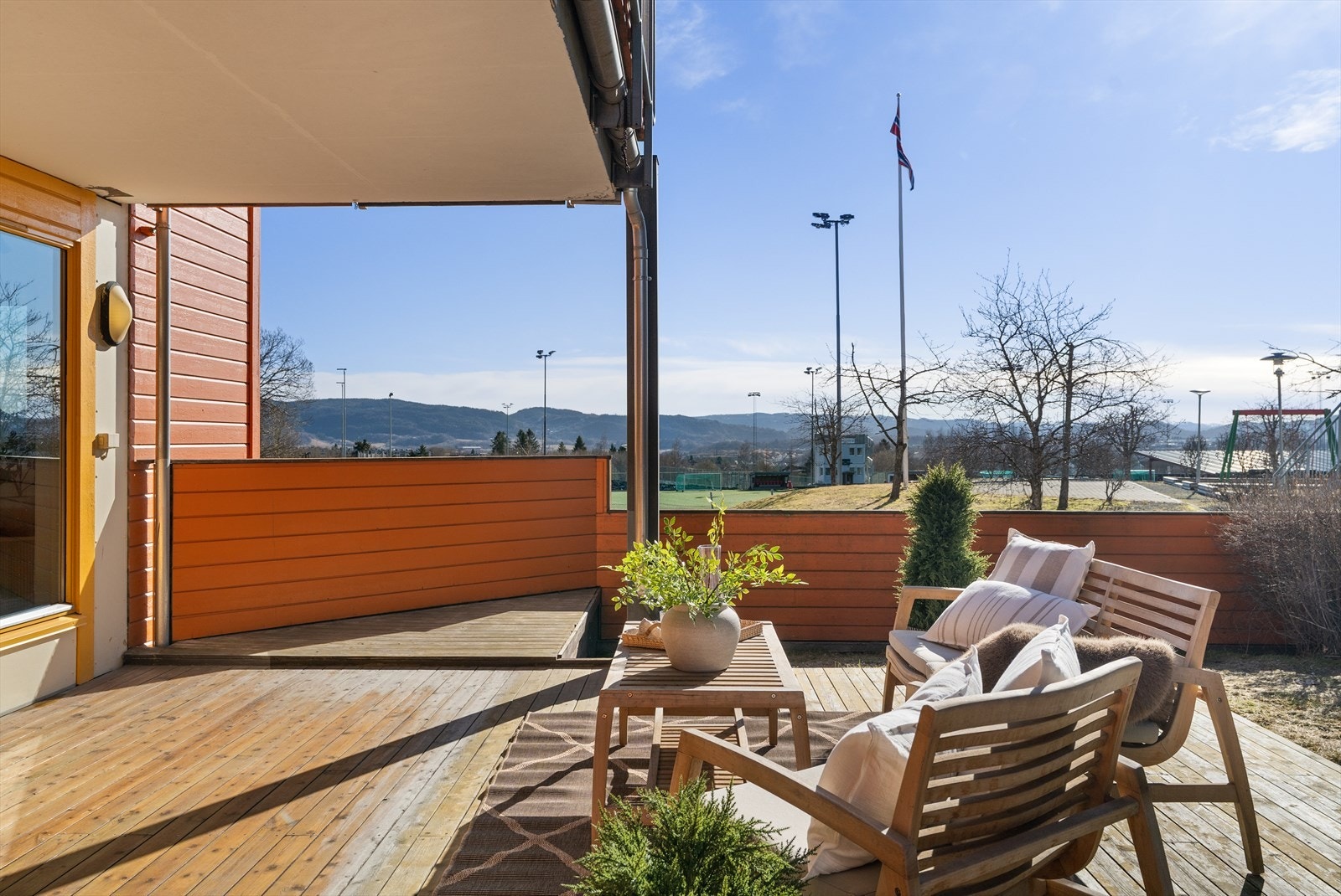 Med en romslig terrasse er det enkelt å tilpasse møbleringen etter behov. Galleribilde