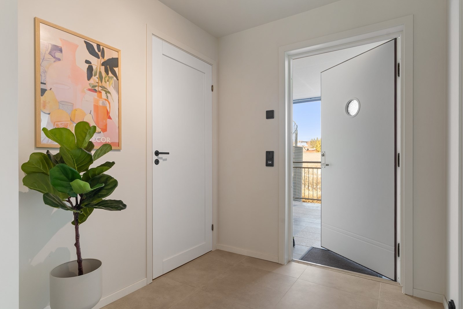 Romslig gang på 11 kvm. Døren til venstre fører til vaskerommet. Galleribilde