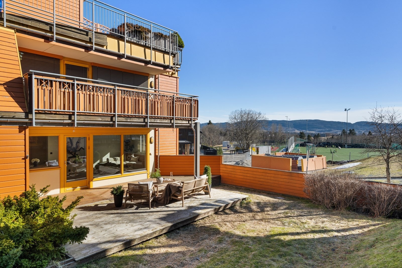 Fra leiligheten er det korte avstander til idrettsanlegg, fotballbane, butikker, barnehager/skoler og offentlig transport. Galleribilde