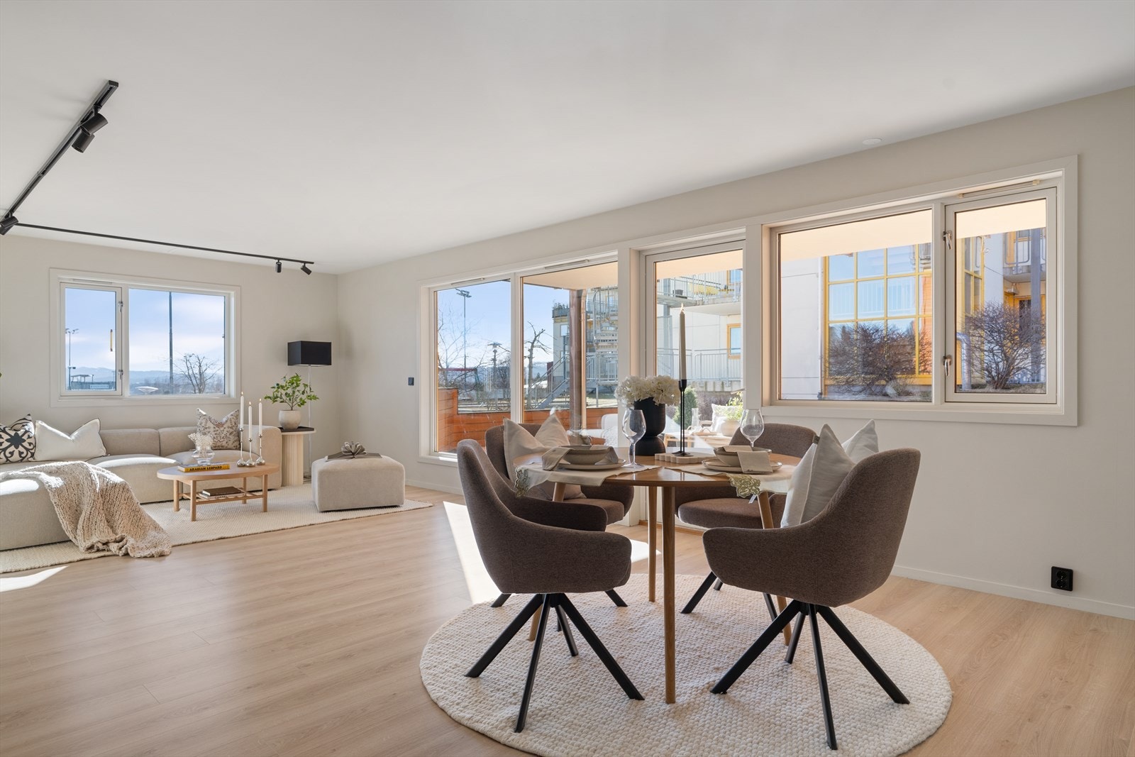 Det er god plass til spisebord, sofagruppe og tilhørende møblement. Galleribilde