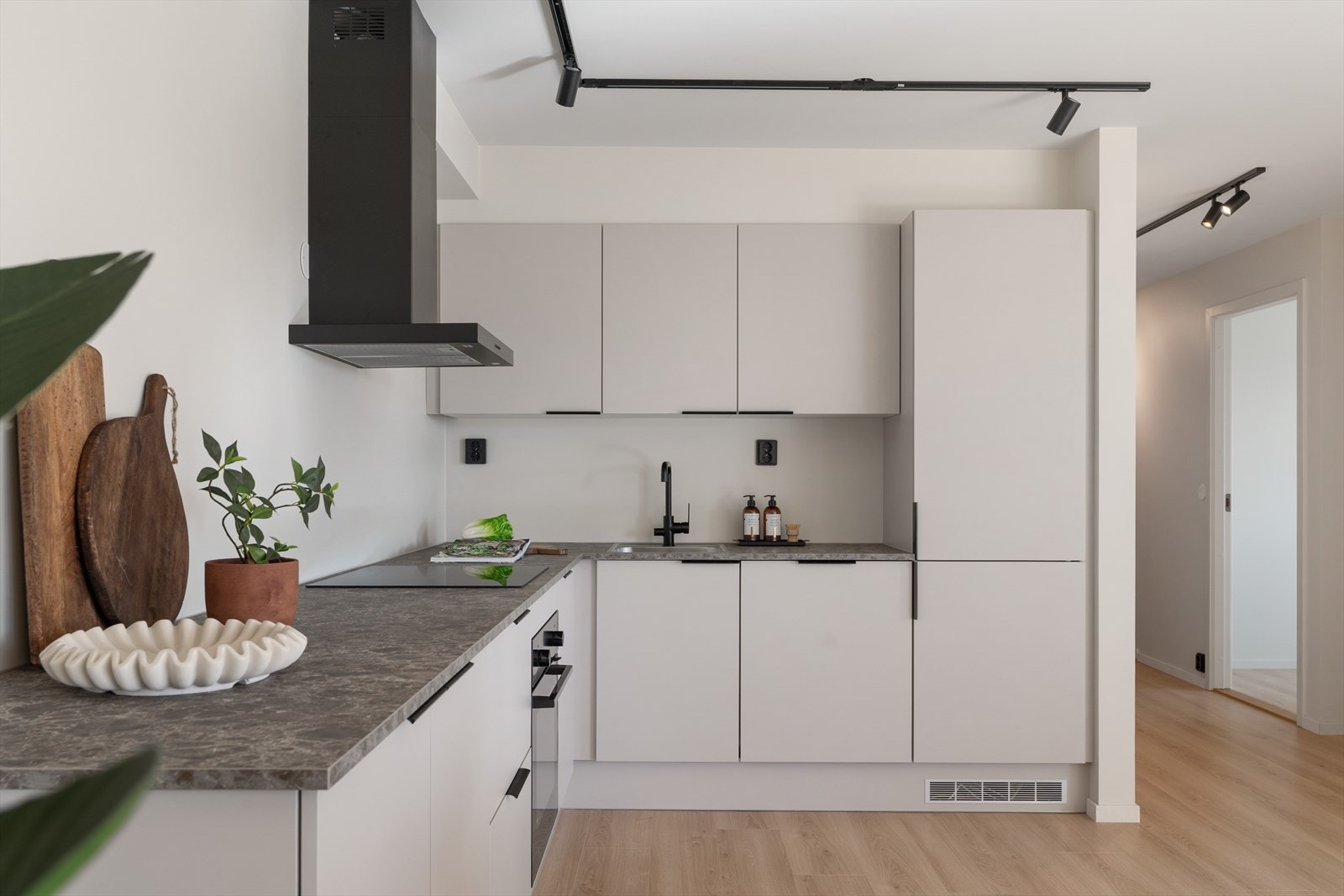 Lekkert kvalitetskjøkken fra JKE Designe med integrerte hvitevarer. Galleribilde