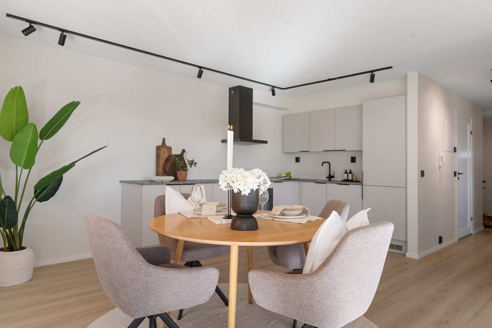 Leiligheten byr på 88 kvm internt bruksareal og består av gang, vaskerom, bad, to soverom og kjøkken/stue i åpen løsning. Galleribilde