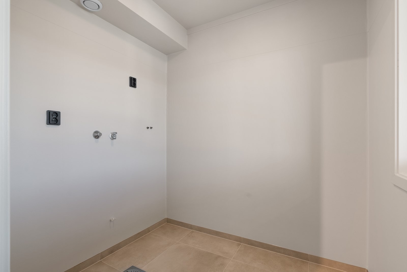 Vaskerom med opplegg for vaskemaskin. Praktisk plassering rett ved entrè. Galleribilde