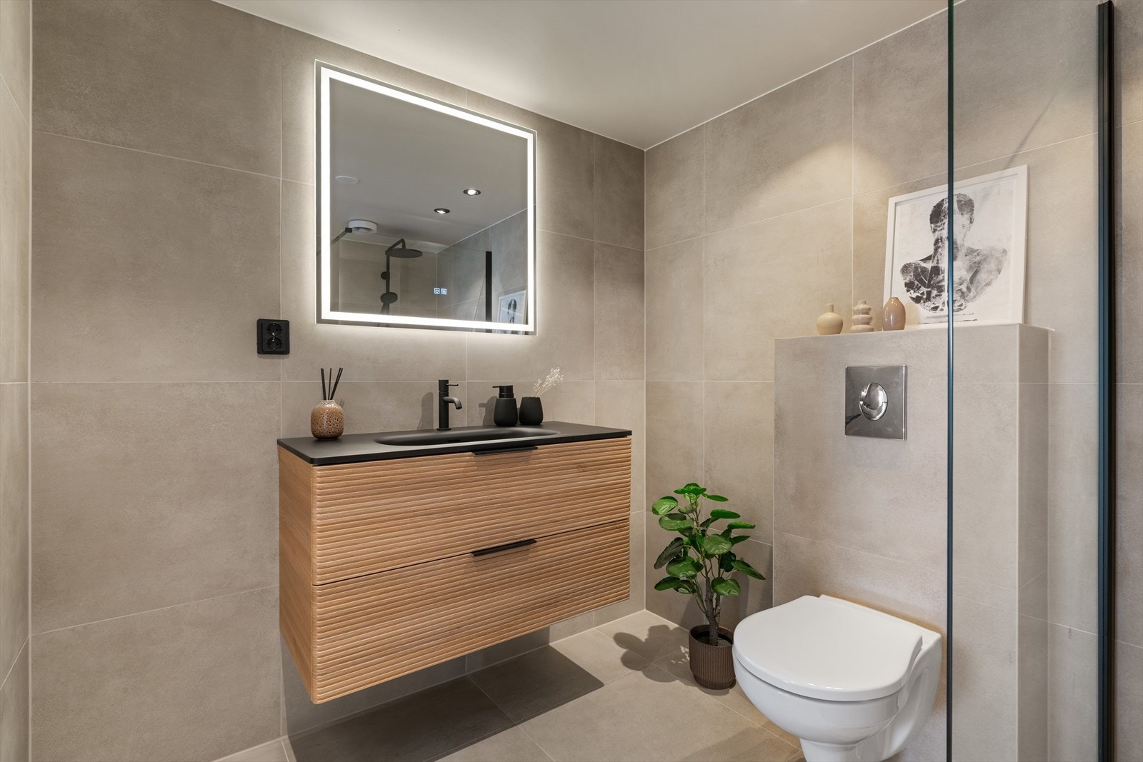 Det er både bad og vaskerom i leiligheten. Galleribilde