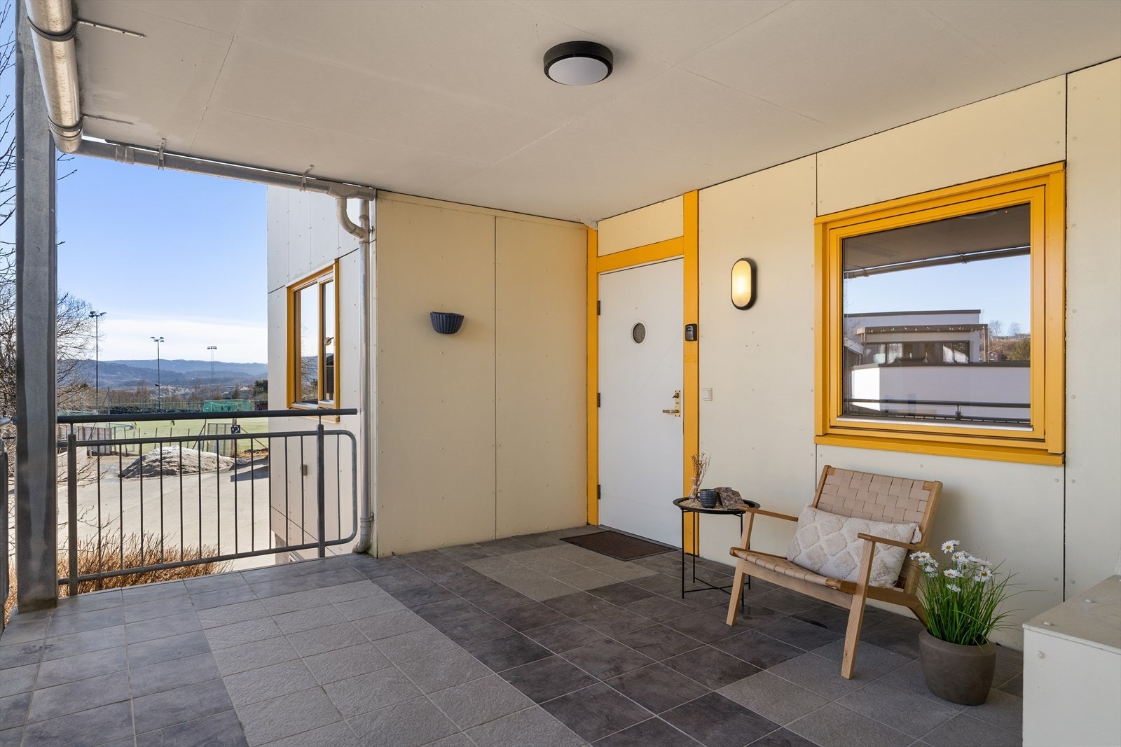 Hyggelig svalgang som fører til leiligheten. Her er det bare å flytte rett inn. Galleribilde