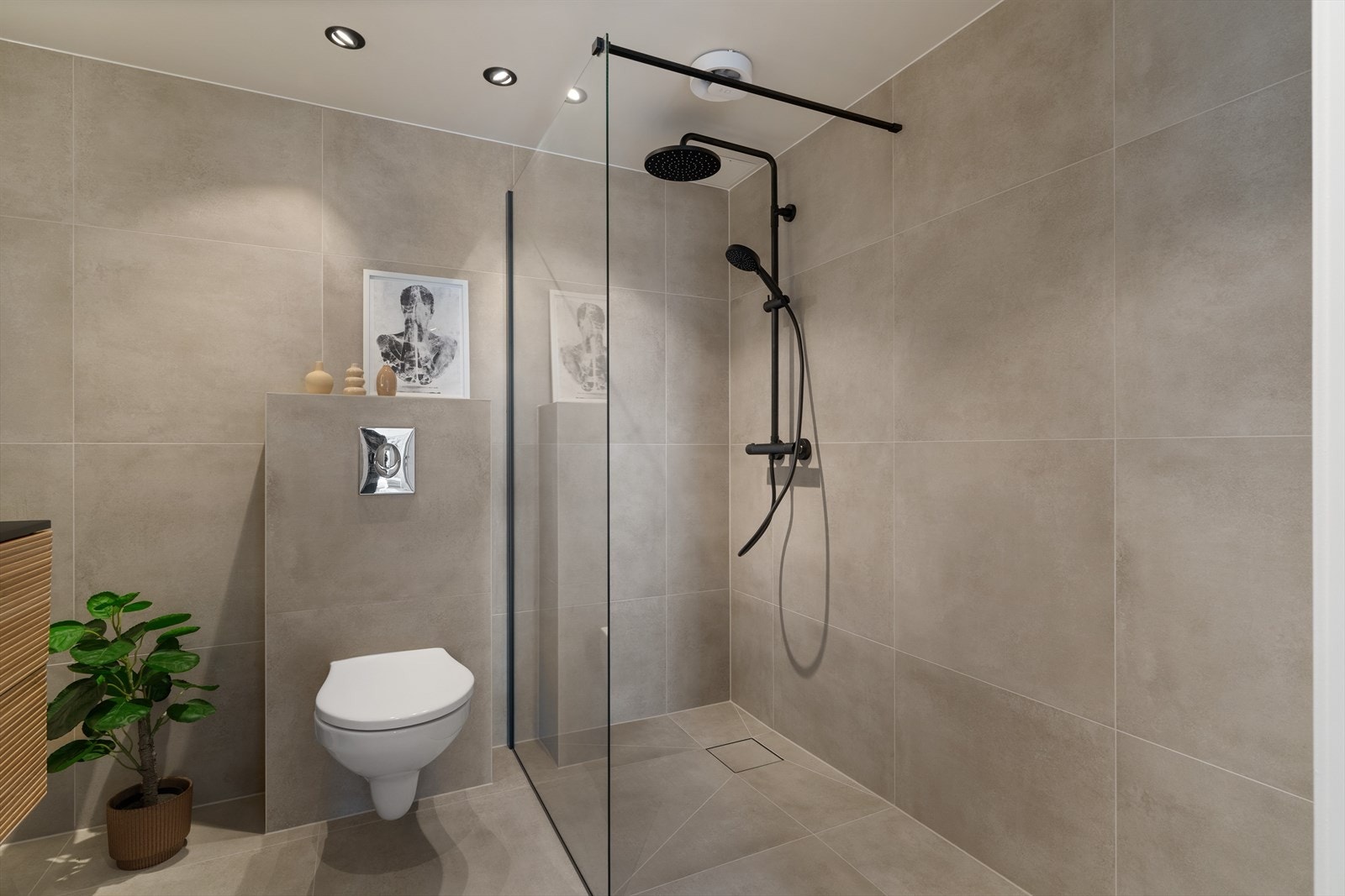 Lekkert og oppgradert bad utført av fagfolk, med downlights i himlingen, gulvvarme, vegghengt toalett og en stilren servant. Galleribilde