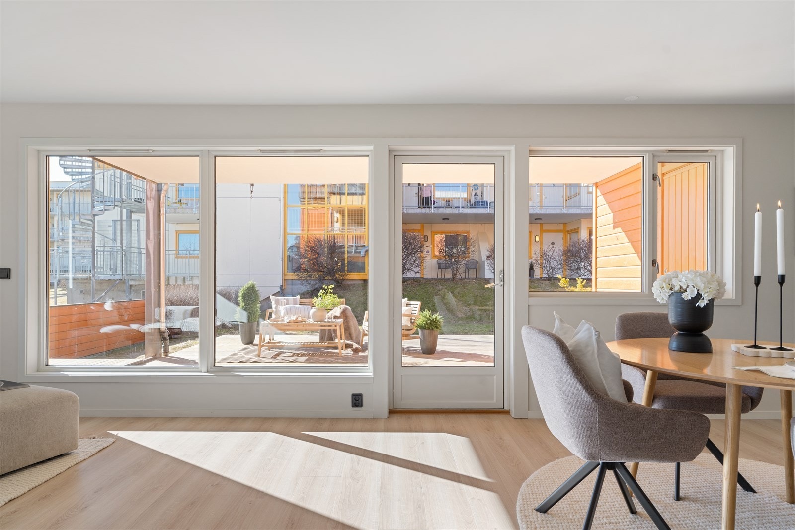 Fra stuen er det utgang til en stor terrasse på 32 kvm. Galleribilde