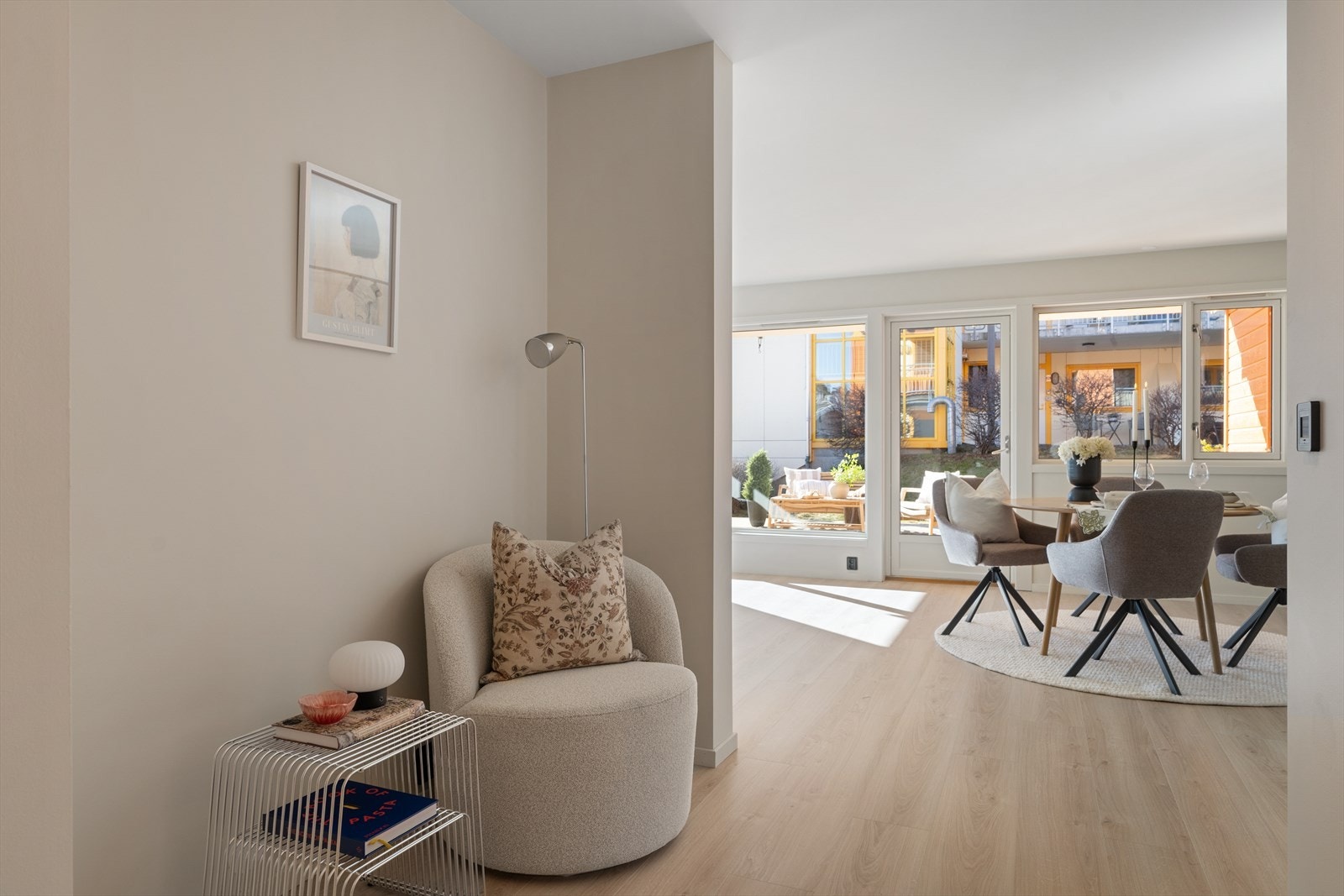 Som nevnt ble leiligheten vesentlig oppgradert t i 2026 (alle rommene ble pusset opp) og fremstår med stilrene farge- og materialvalg. Galleribilde